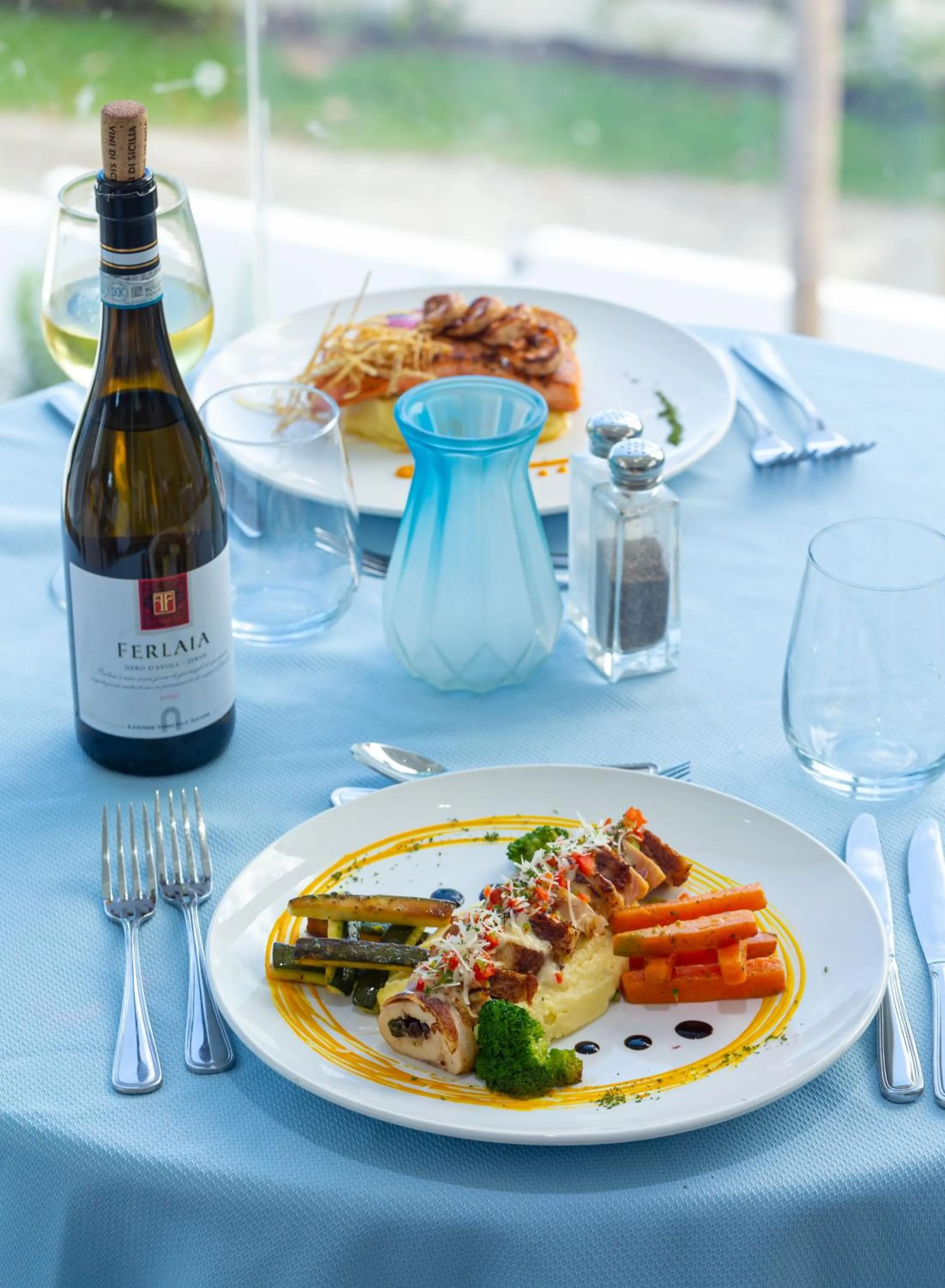 Restaurant/places to eat in Skylight Suites Hotel