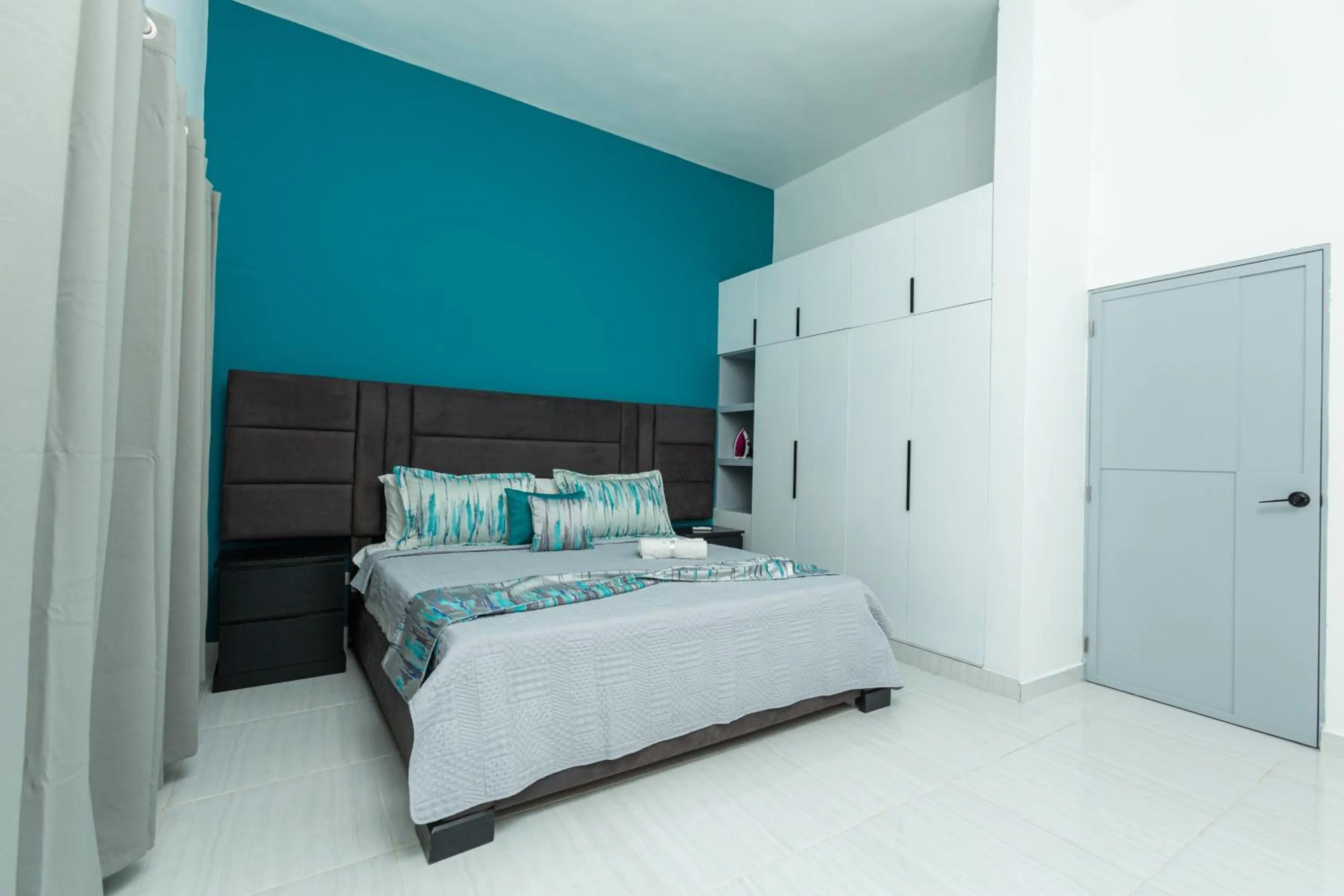 Bed in Skylight Suites Hotel