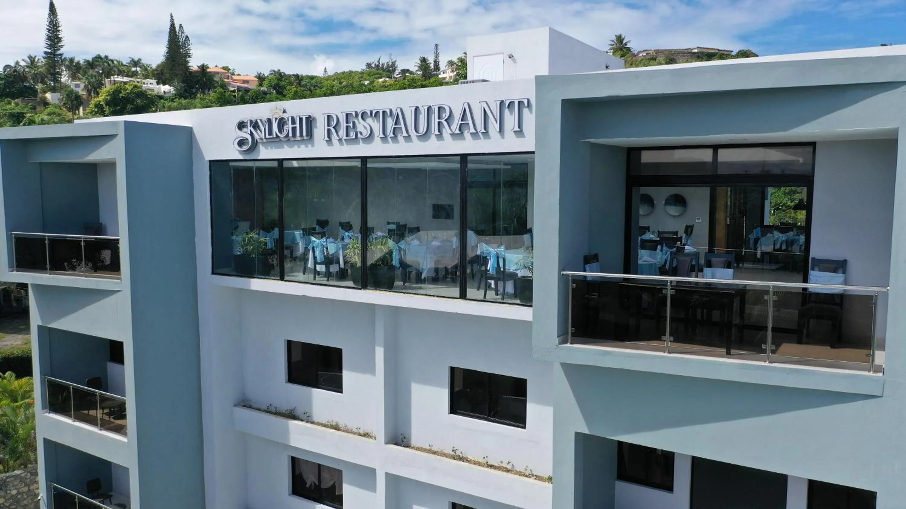 Restaurant/places to eat in Skylight Suites Hotel