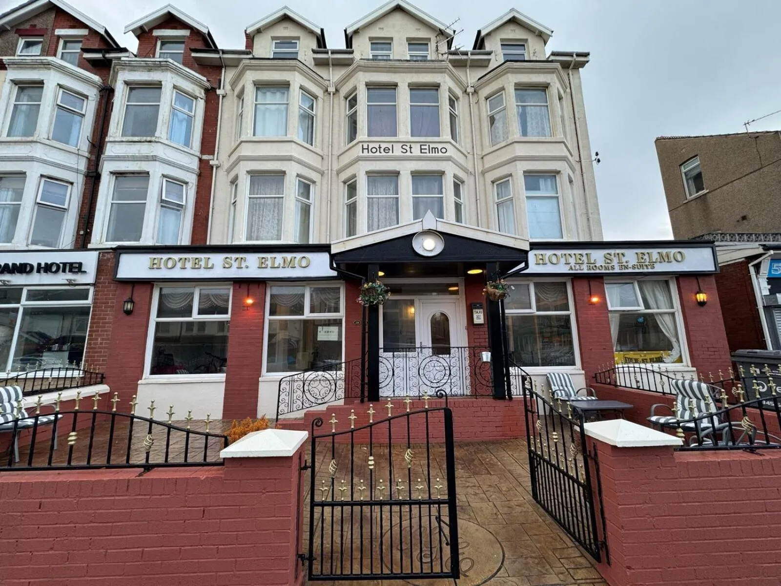 Facade/entrance in St Elmo Hotel