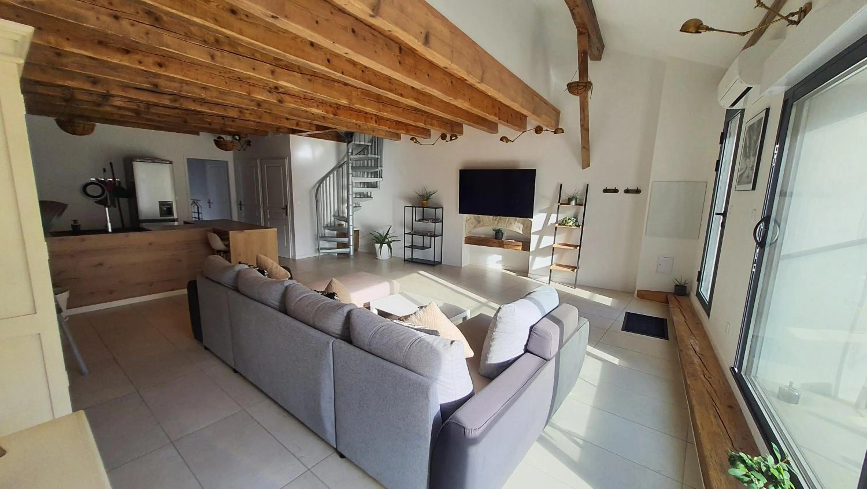 Three-Bedroom Apartment in Beau T4 au cœur du centre ville