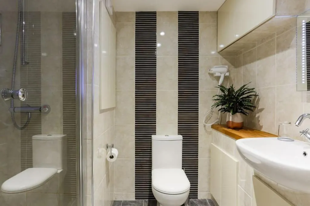 Bathroom in Truro apartment in a stunning quiet location