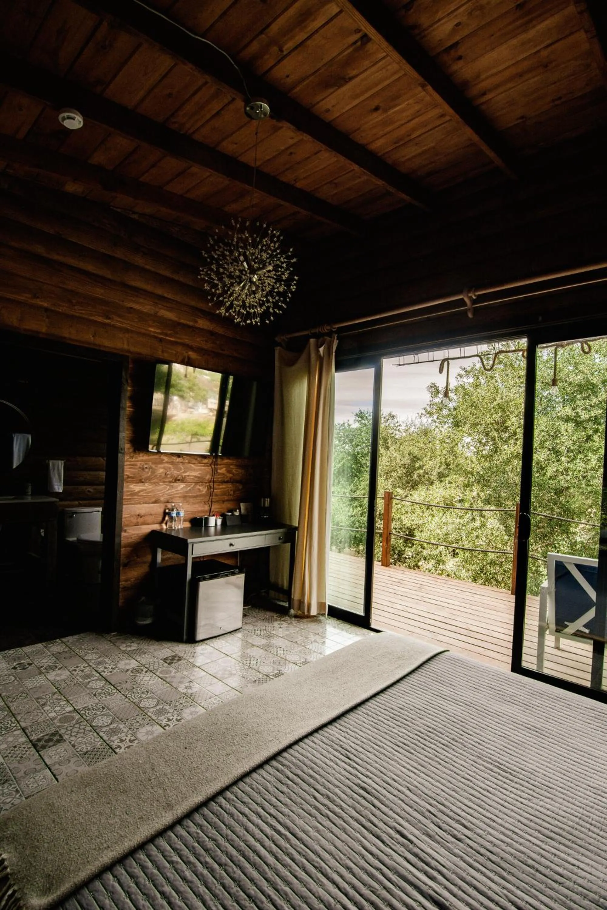 TV and multimedia in Boskenvid Hotel - Romantic Treehouses & Skypool