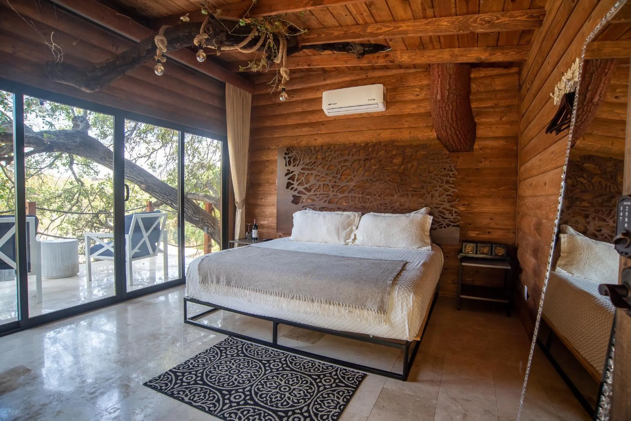 Bed in Boskenvid Hotel - Romantic Treehouses & Skypool