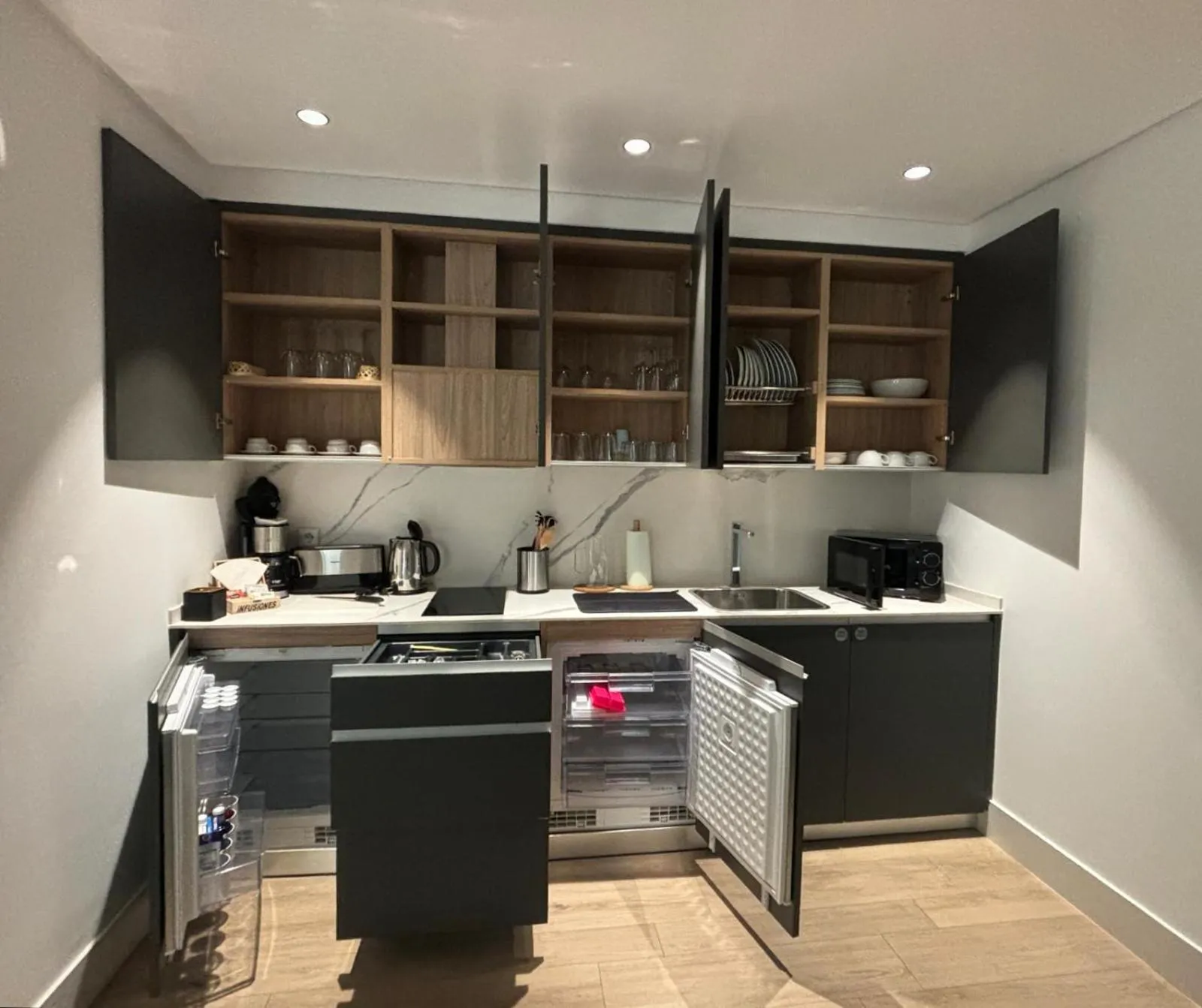 Kitchen or kitchenette in Apartamentos Turísticos La Plaza