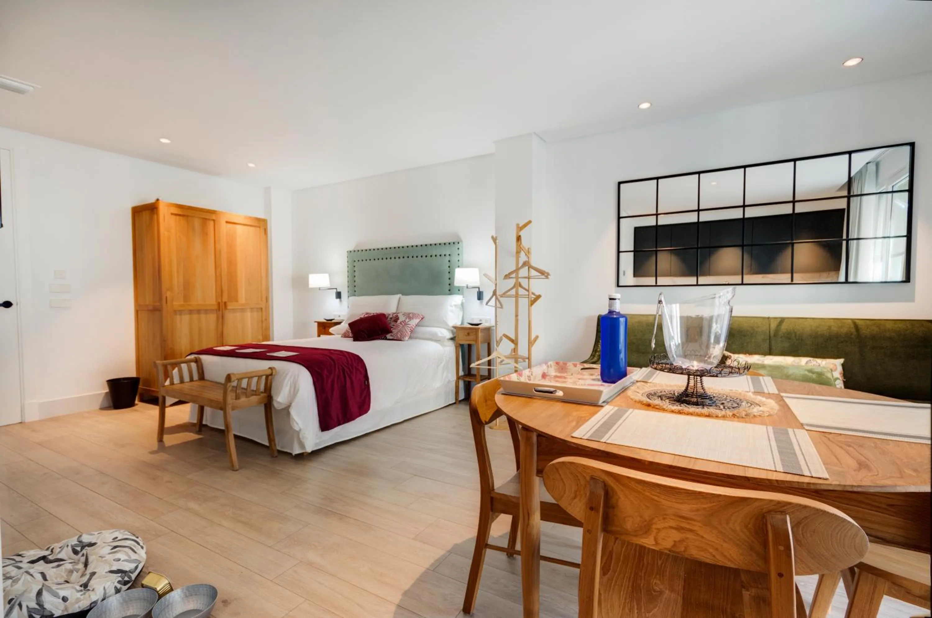 Communal lounge/ TV room, Bed in Apartamentos Turísticos La Plaza