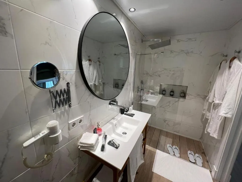 Shower in Apartamentos Turísticos La Plaza