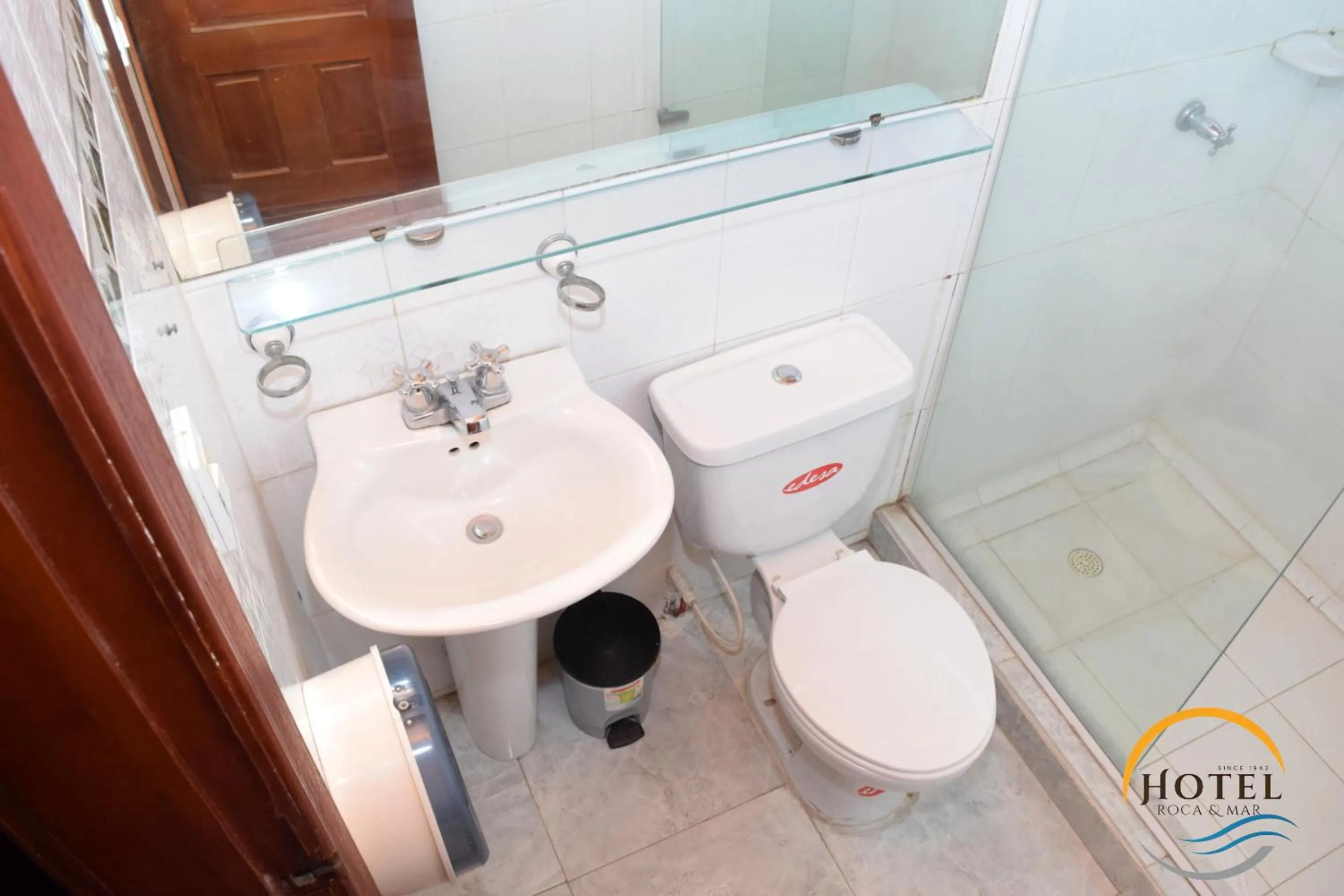 Shower in Hotel Roca & Mar