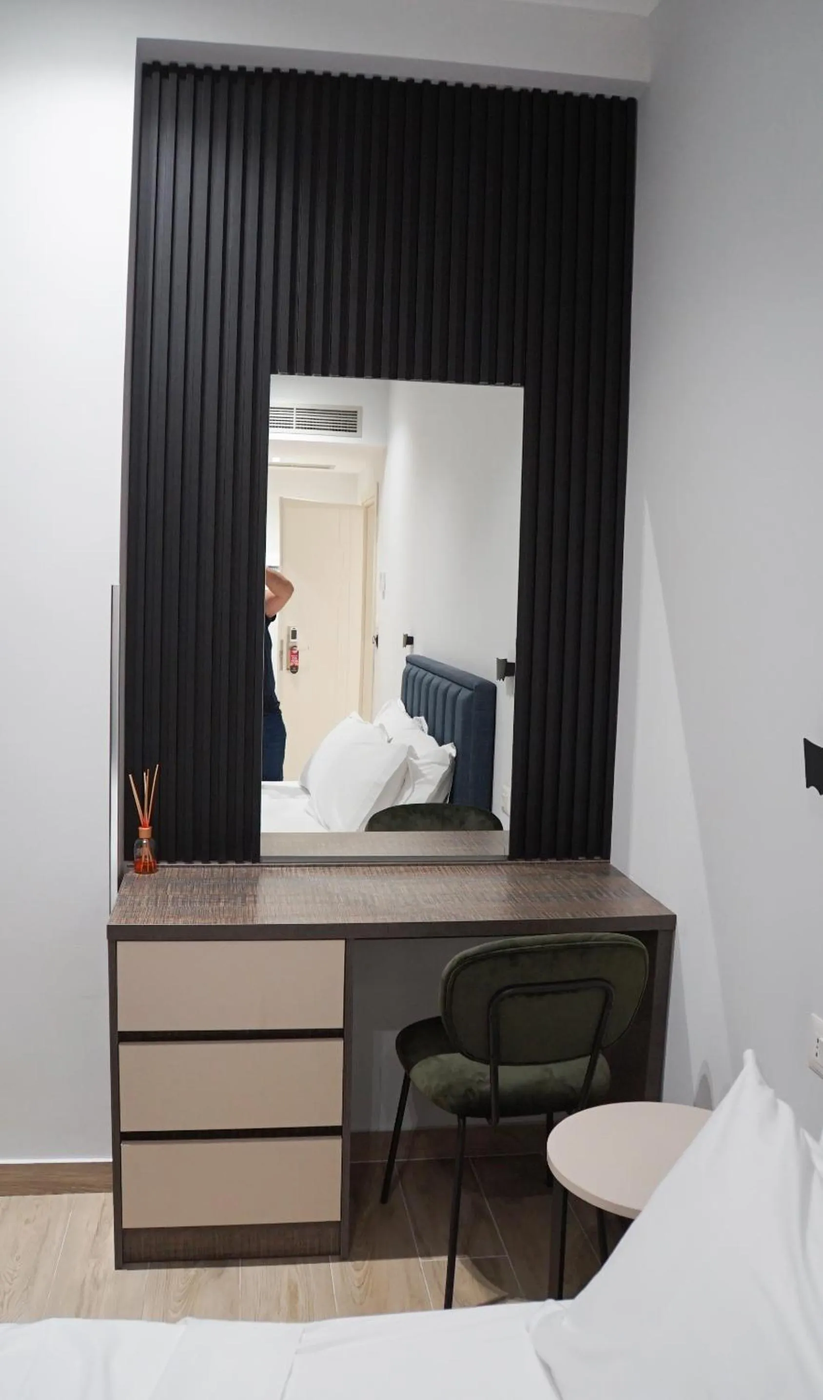 Property building, Bed in Palm Side Hotel