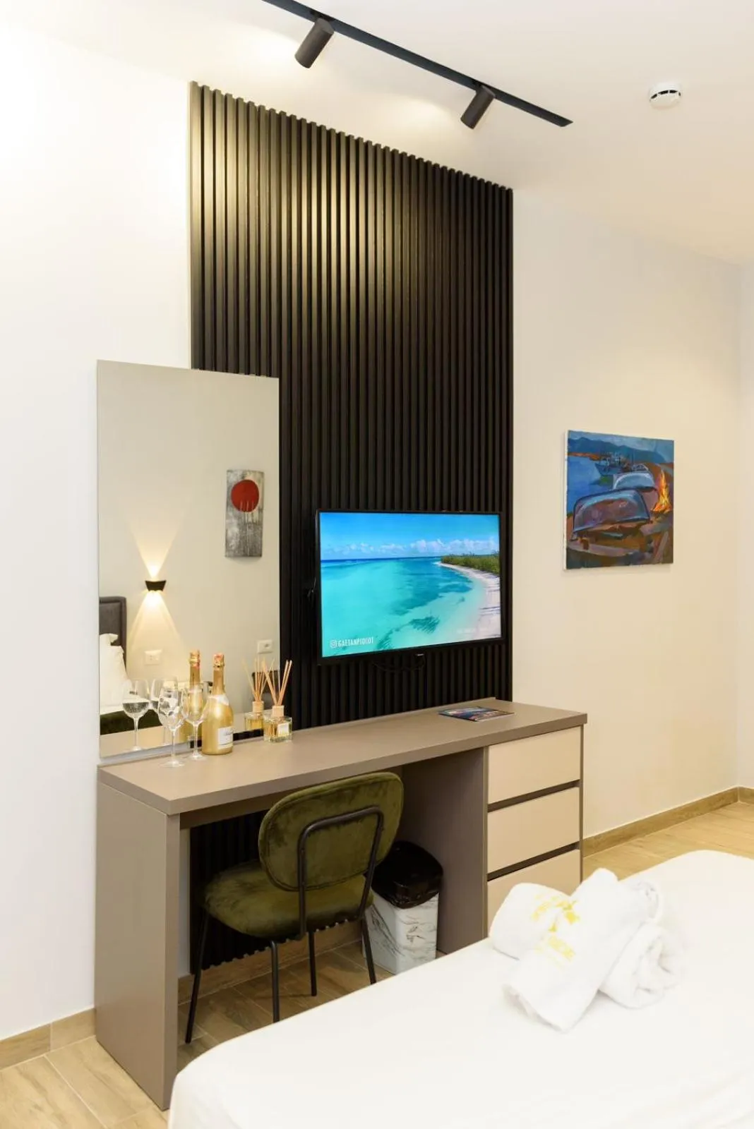 Bed in Palm Side Hotel