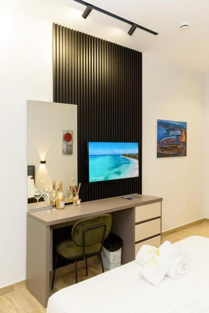 TV and multimedia, Bed in Palm Side Hotel