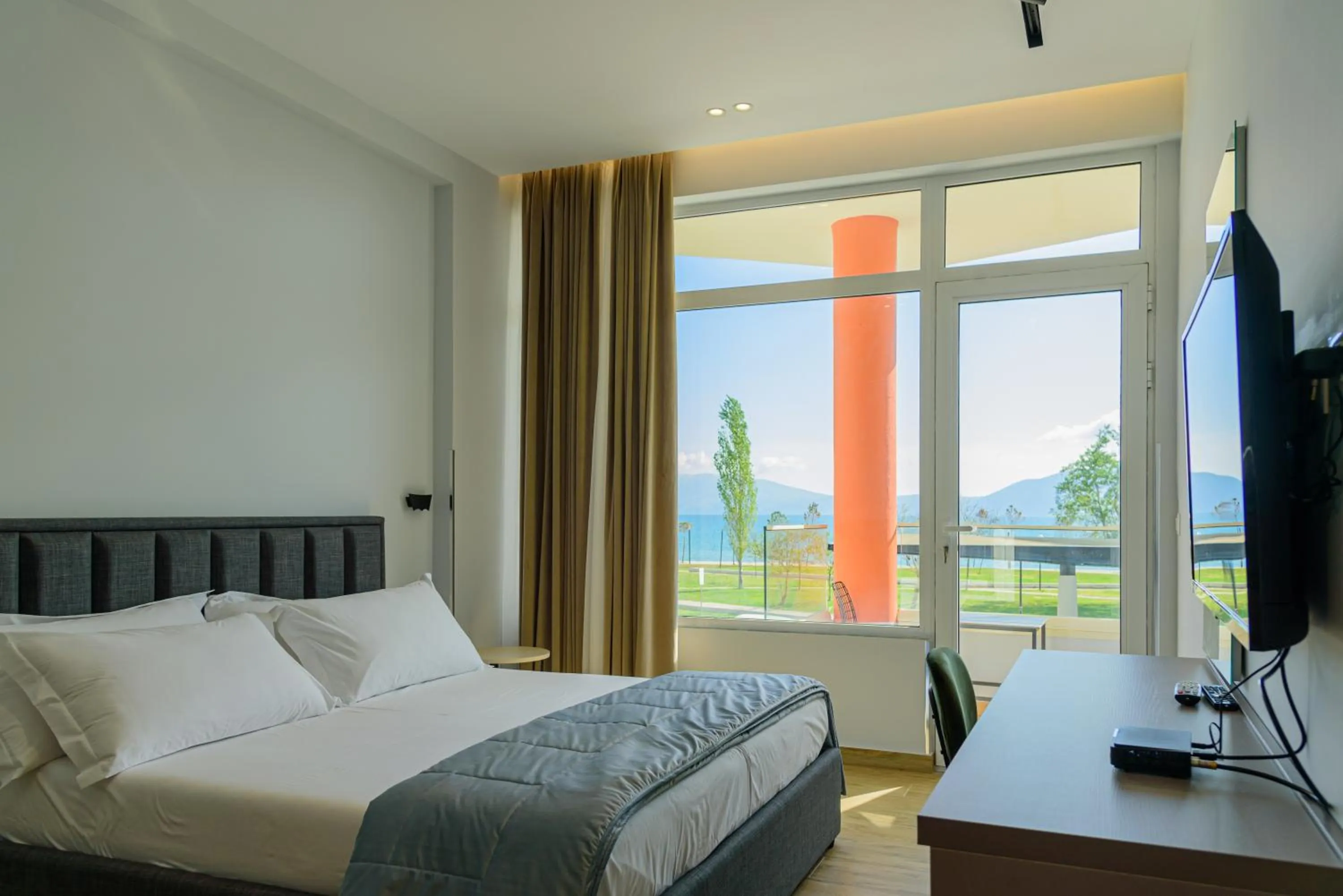 Photo of the whole room, Bed in Palm Side Hotel