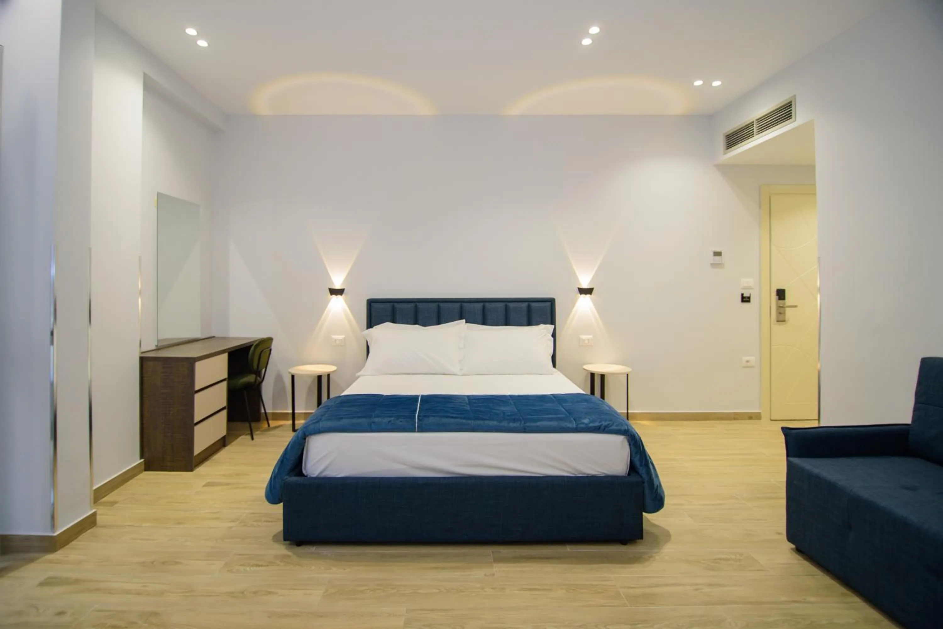 Photo of the whole room, Bed in Palm Side Hotel