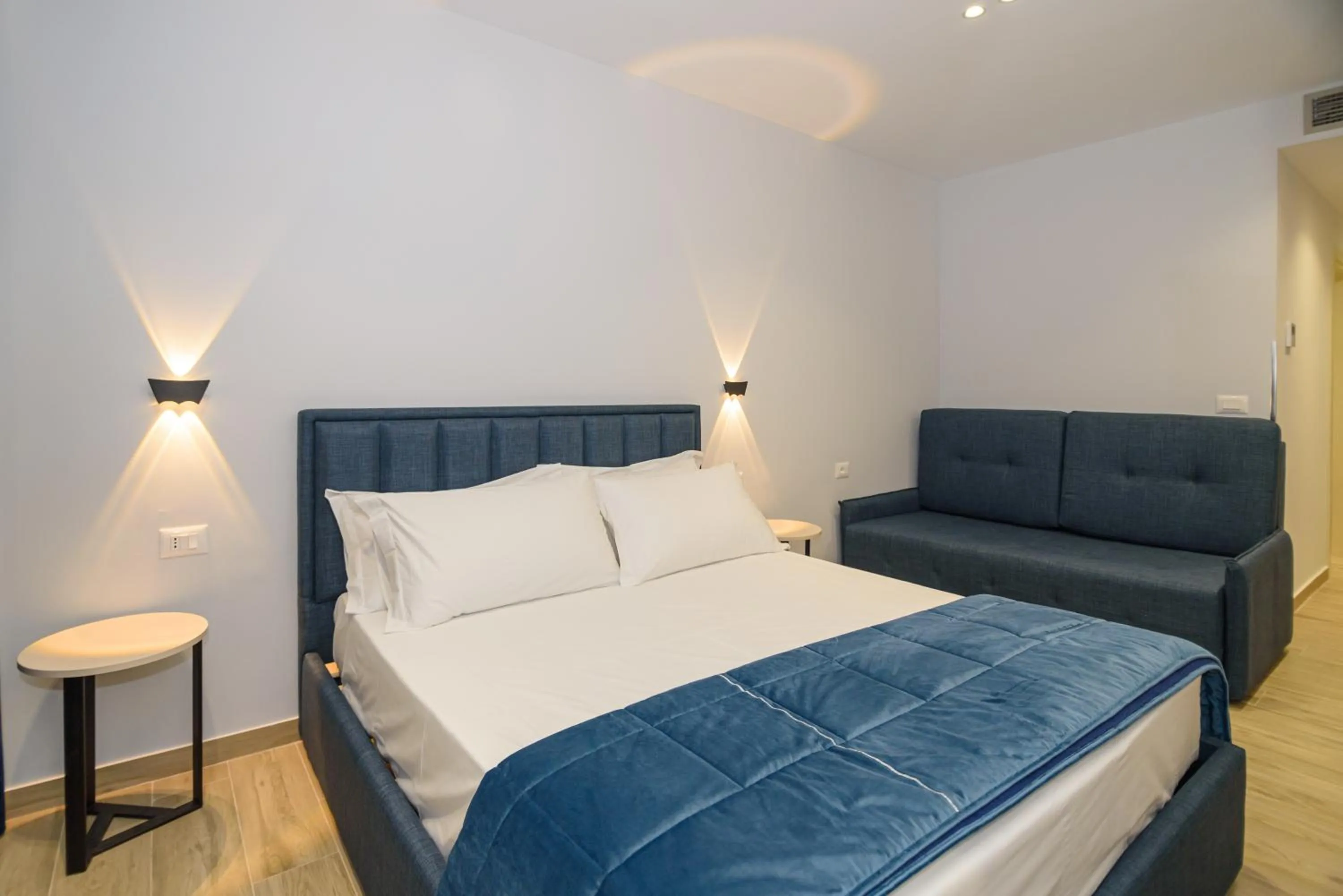 Bedroom, Bed in Palm Side Hotel