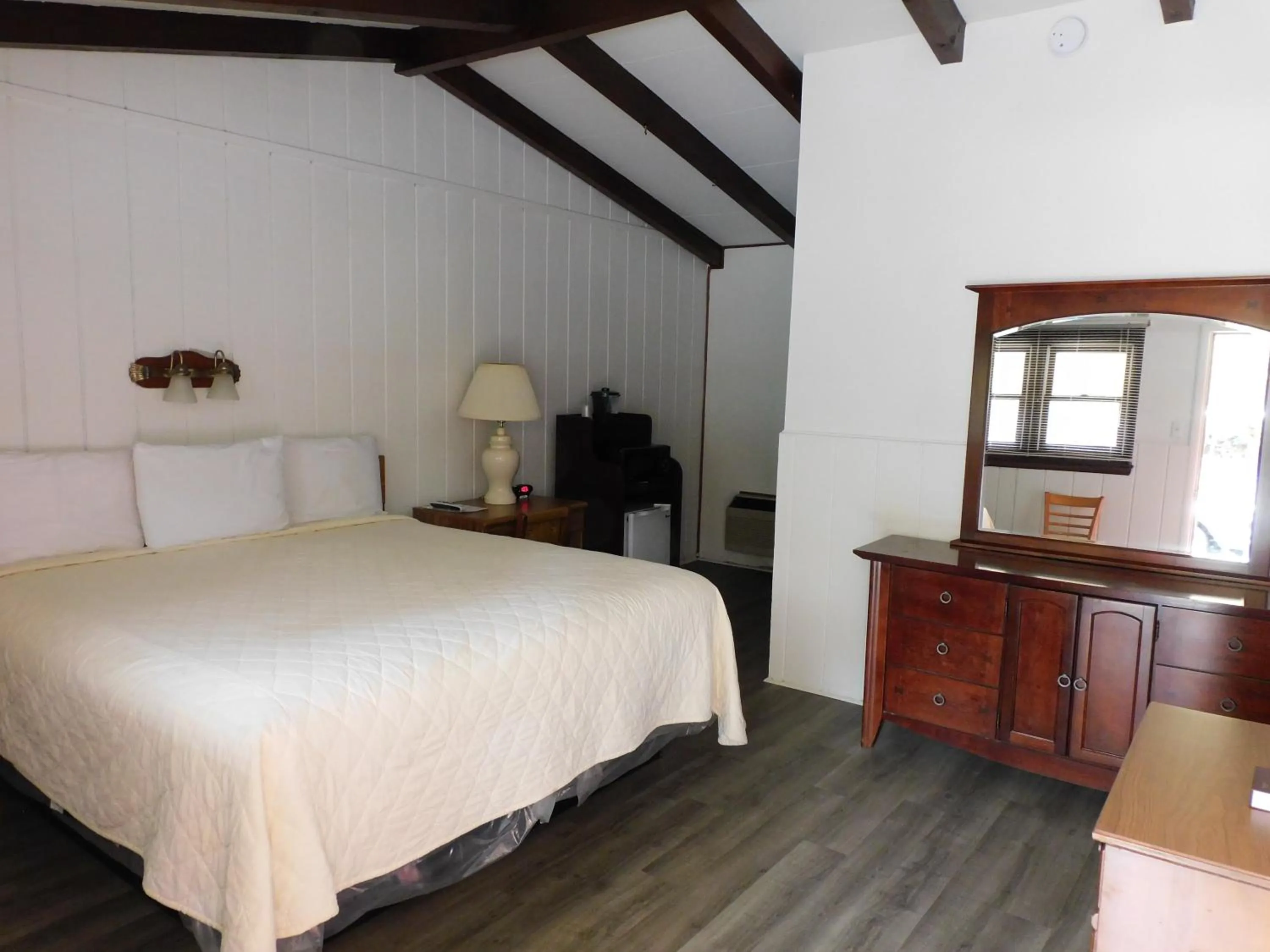 Bedroom, Bed in Valley Inn - Hamilton Ga