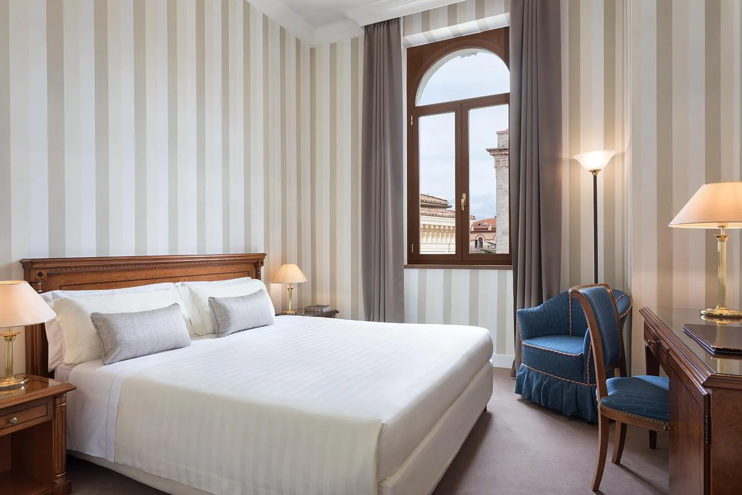 Photo of the whole room, Bed in Sina Brufani