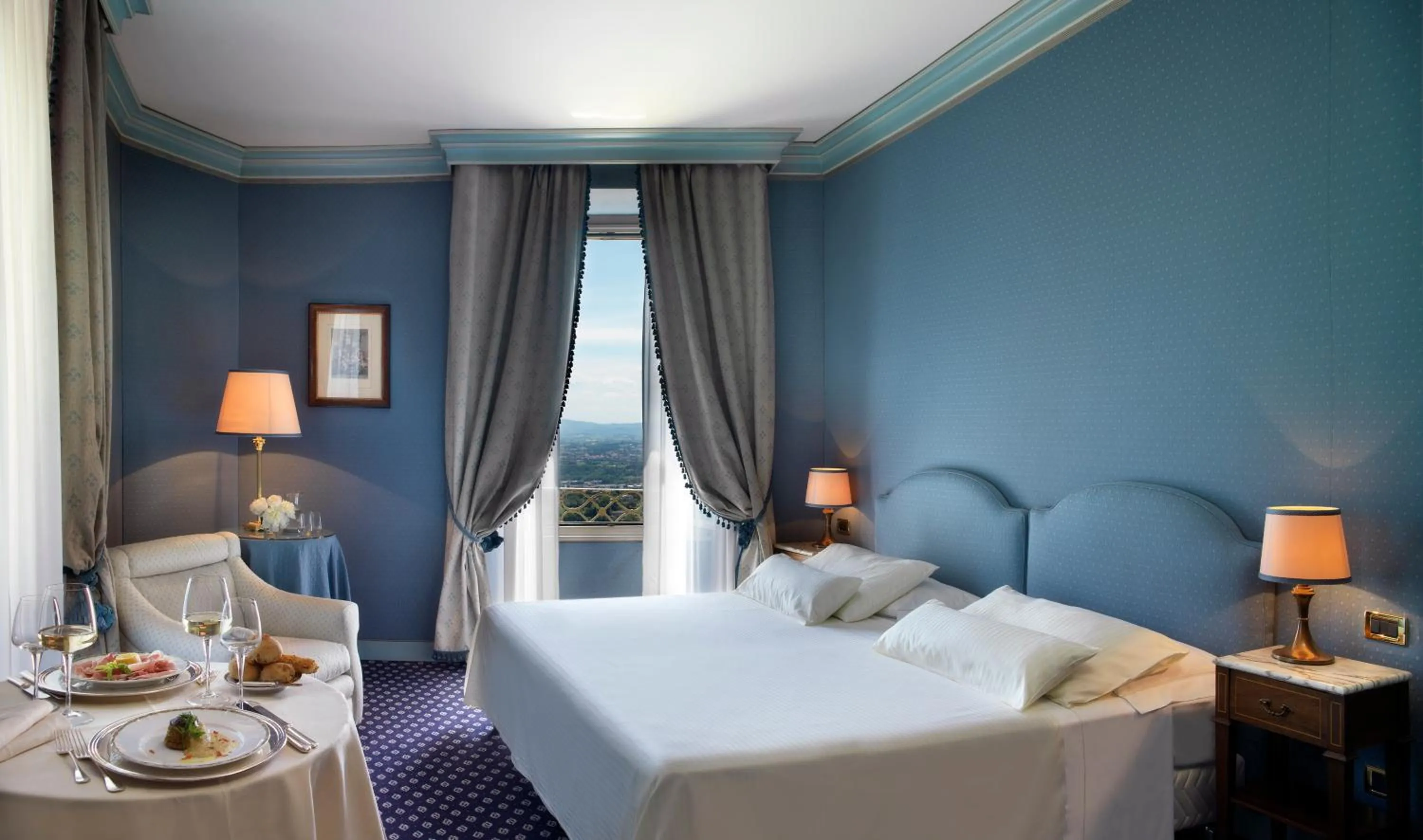 Photo of the whole room, Bed in Sina Brufani