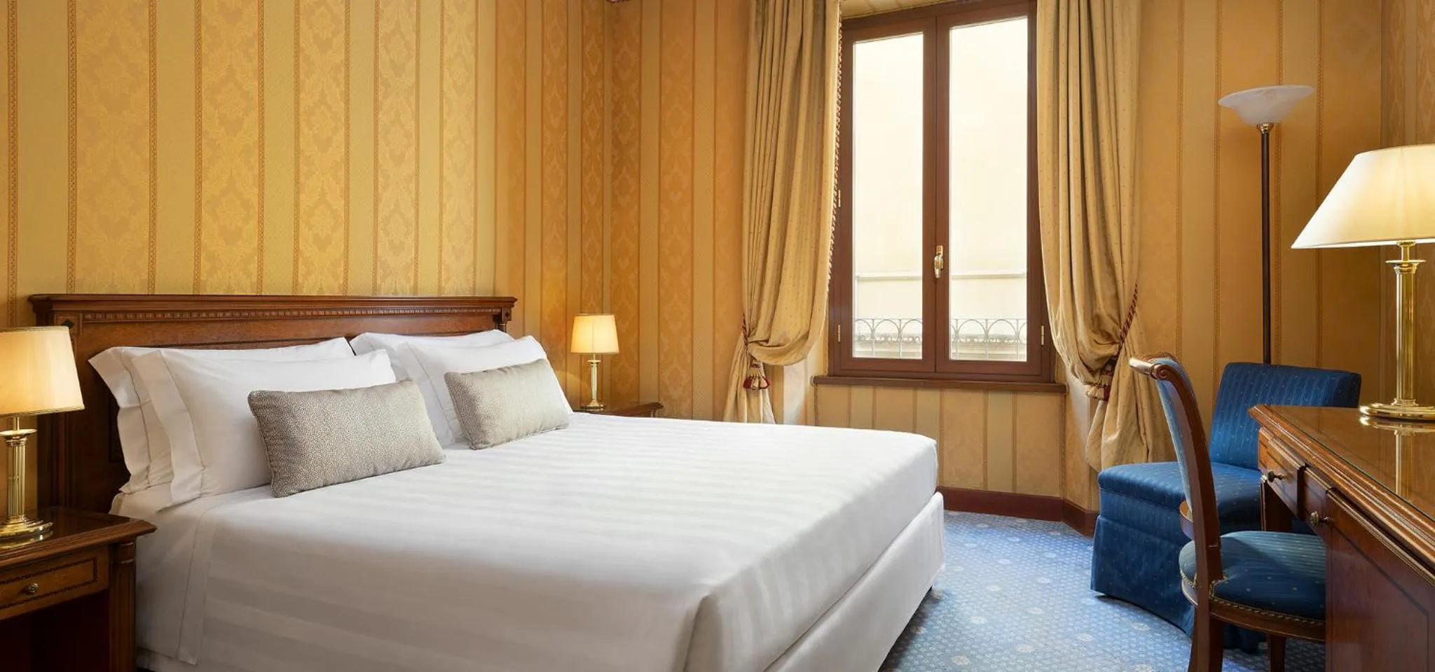 Photo of the whole room, Bed in Sina Brufani