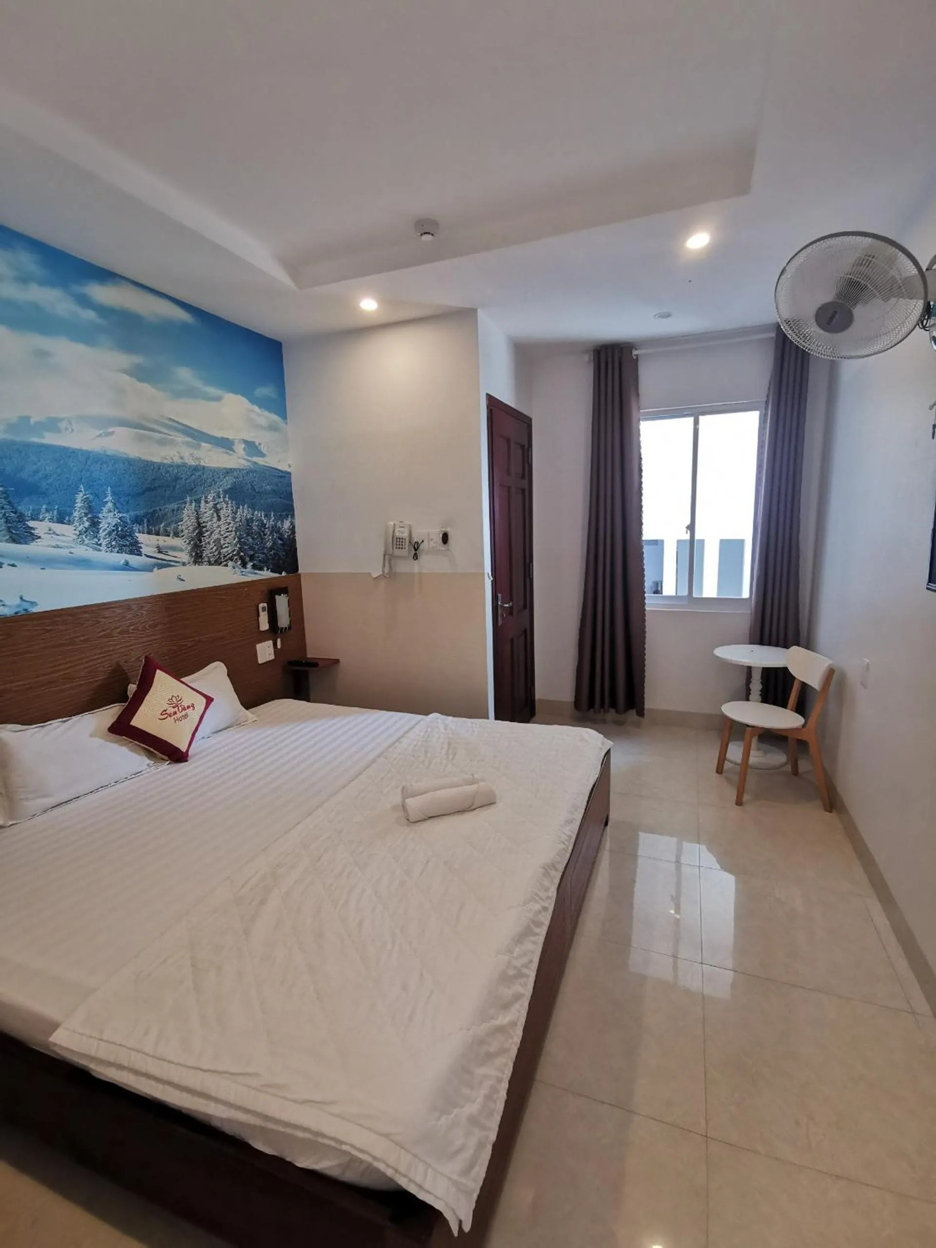 Photo of the whole room, Bed in Sen Vàng Hotel