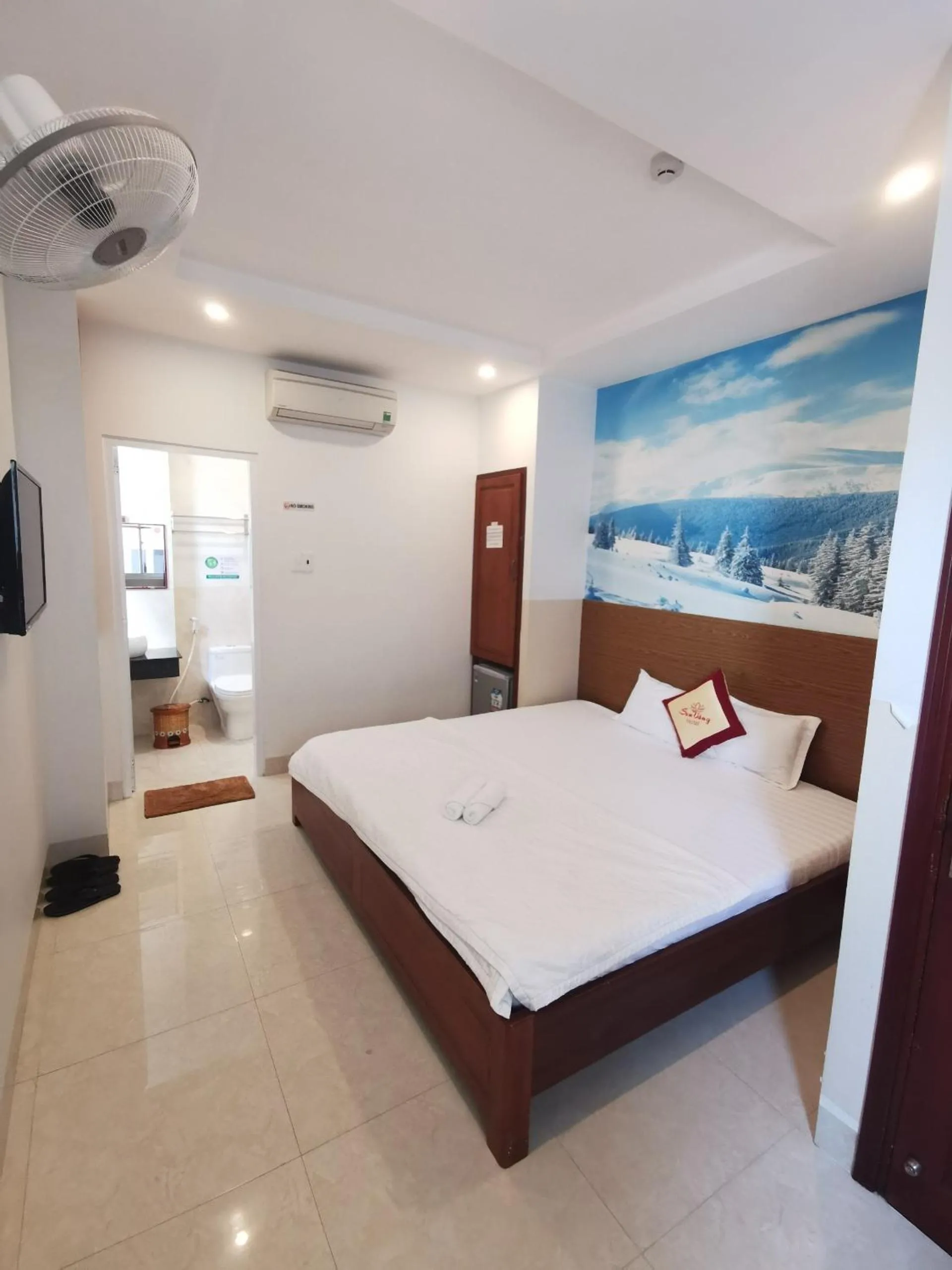 Photo of the whole room, Bed in Sen Vàng Hotel