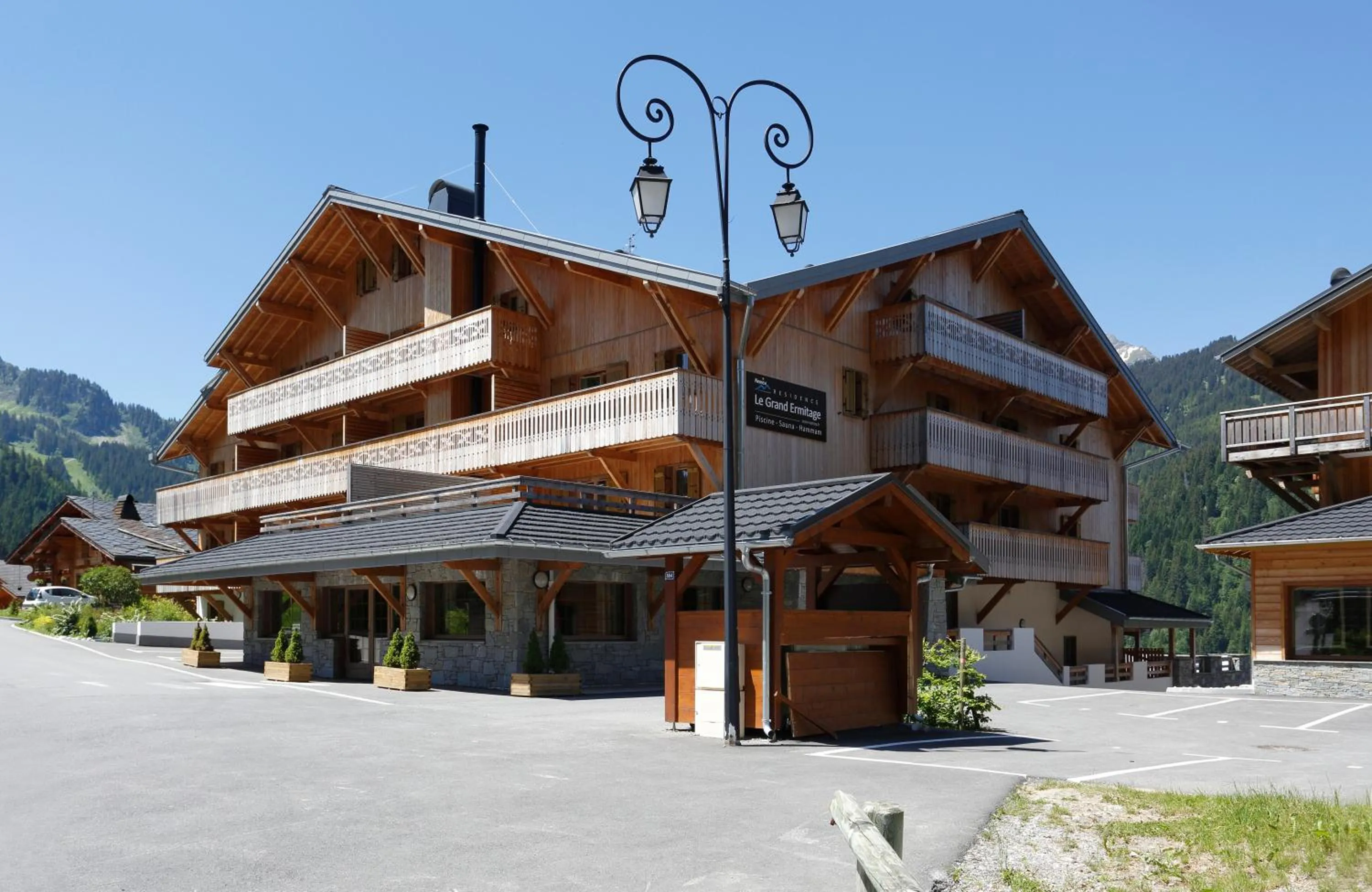 Facade/entrance in Résidence Néméa Le Grand Ermitage