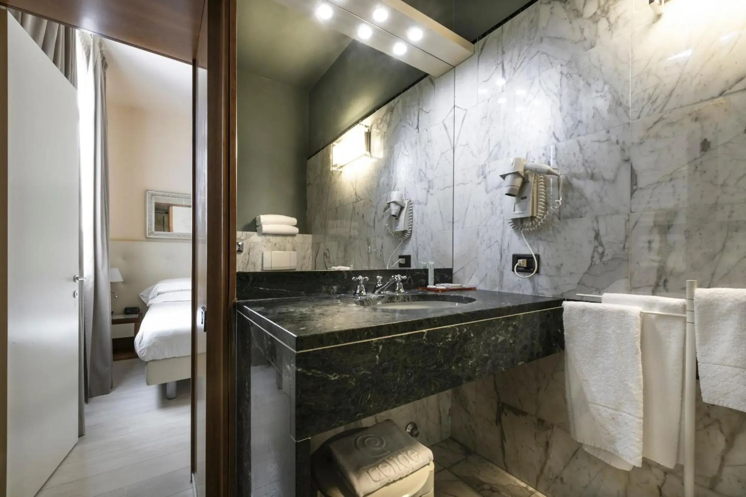 Bathroom in Albergo Celide Bathroom in Albergo Celide