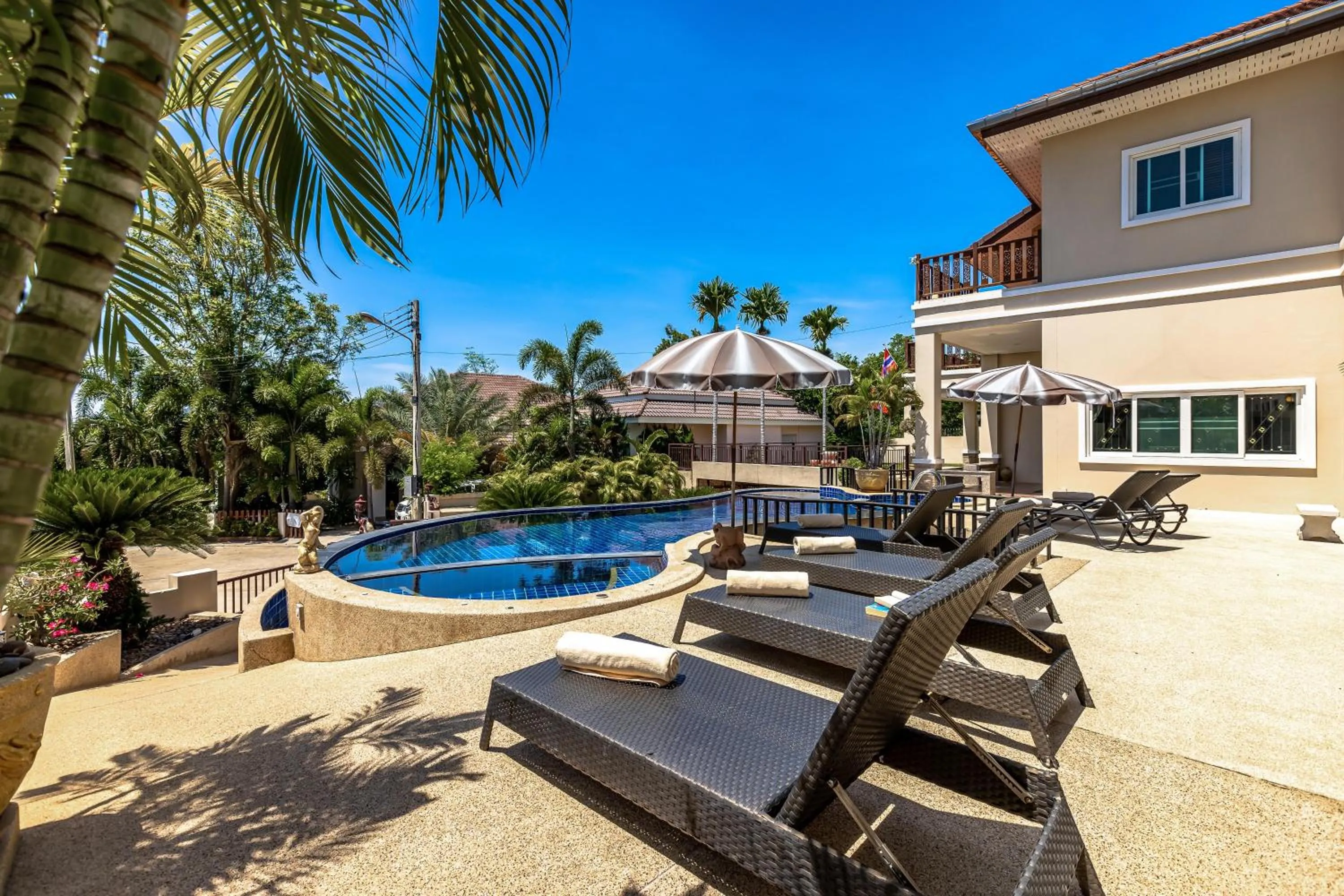 5 Bedroom Pool Villa Close To Town H5