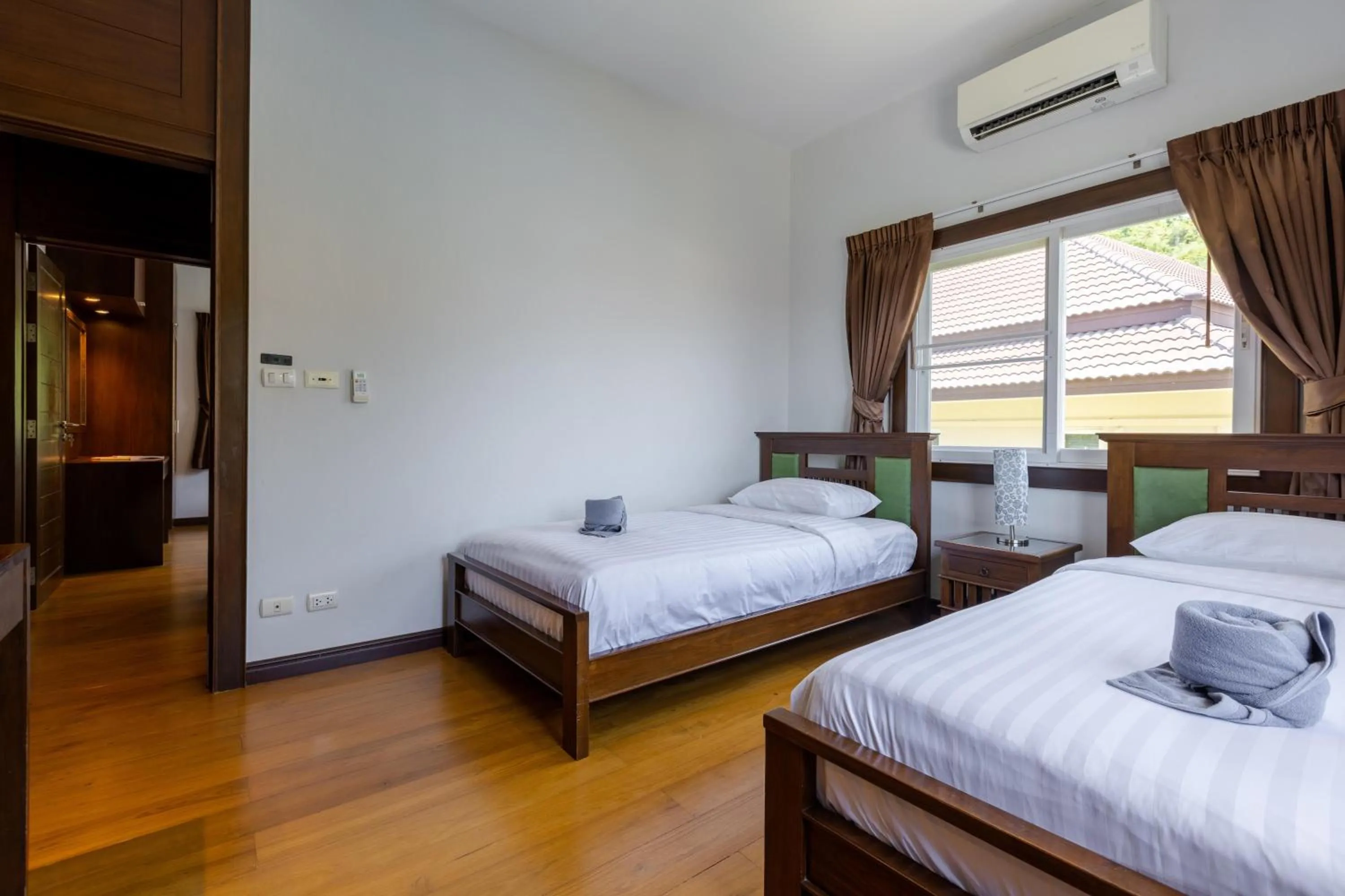 Bed in 5 Bedroom Pool Villa Close To Town H5