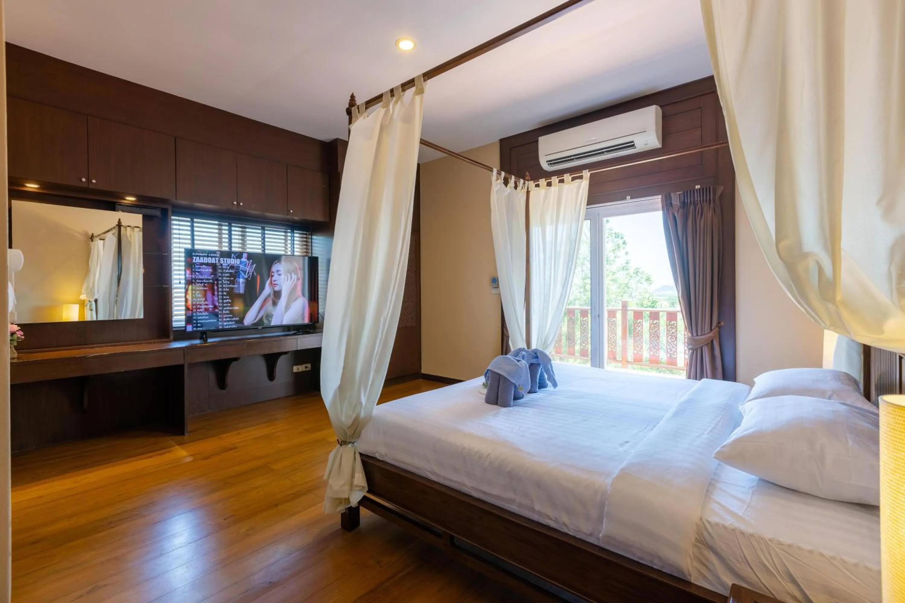 Bed in 5 Bedroom Pool Villa Close To Town H5