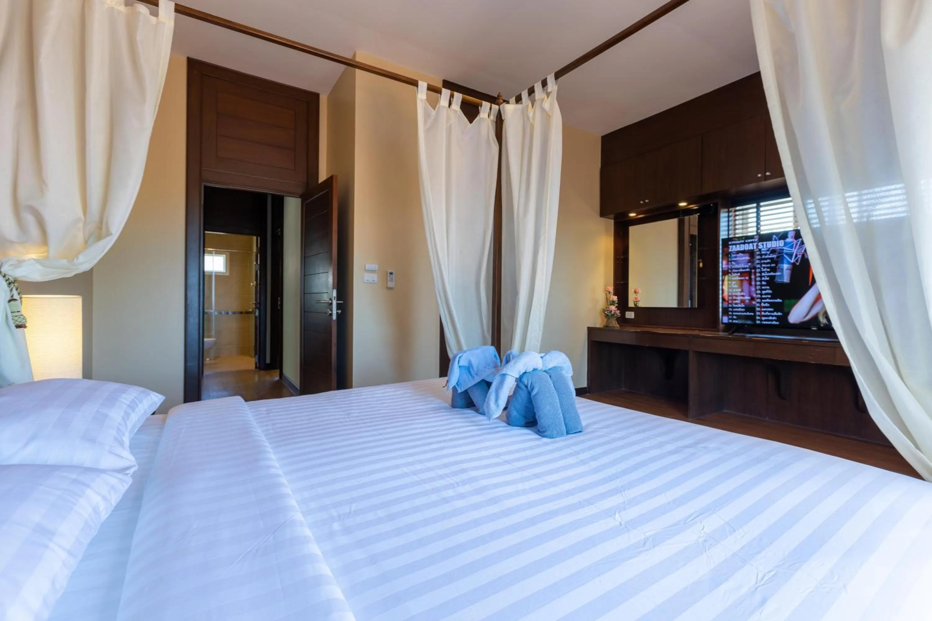 Bed in 5 Bedroom Pool Villa Close To Town H5