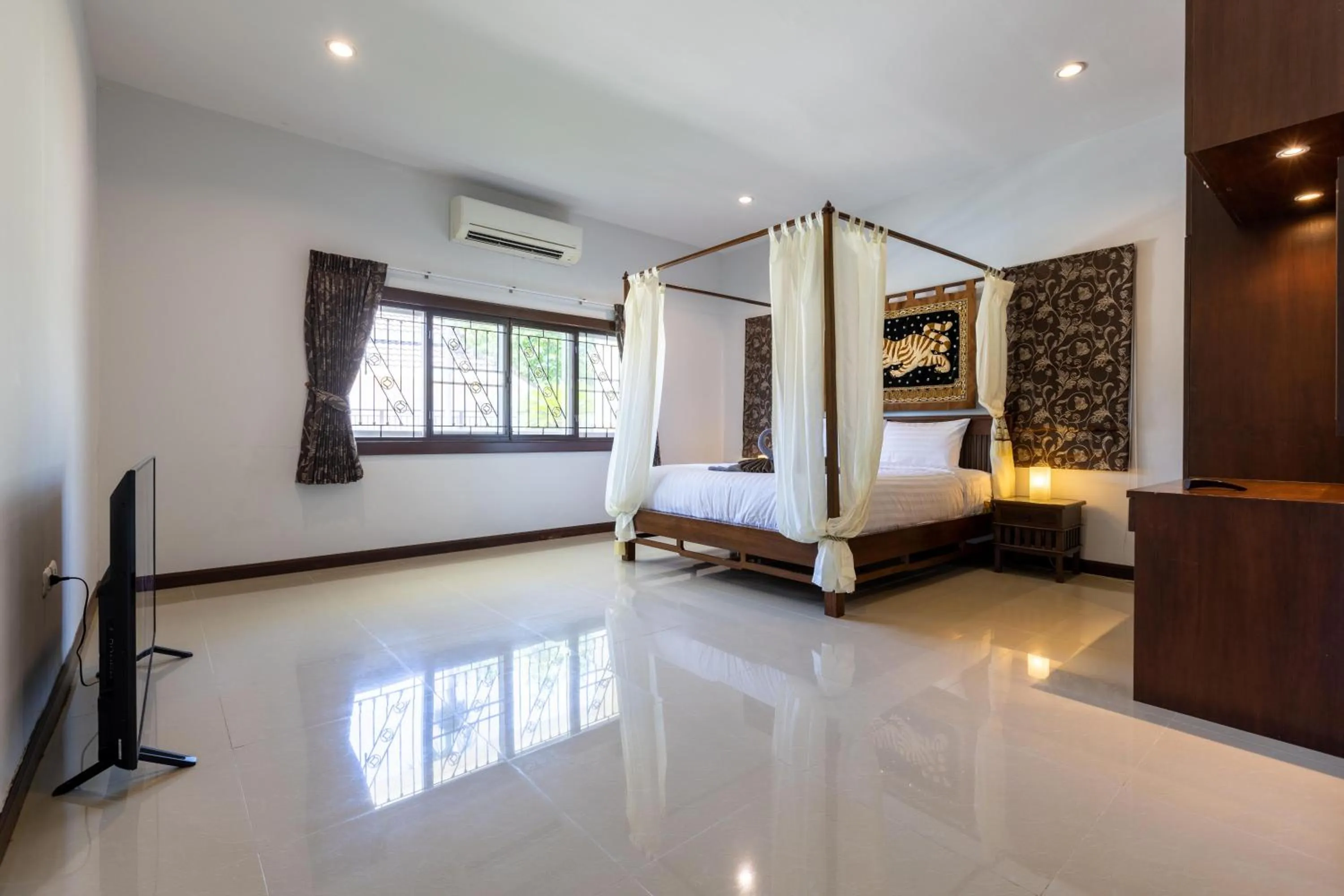 Bed in 5 Bedroom Pool Villa Close To Town H5