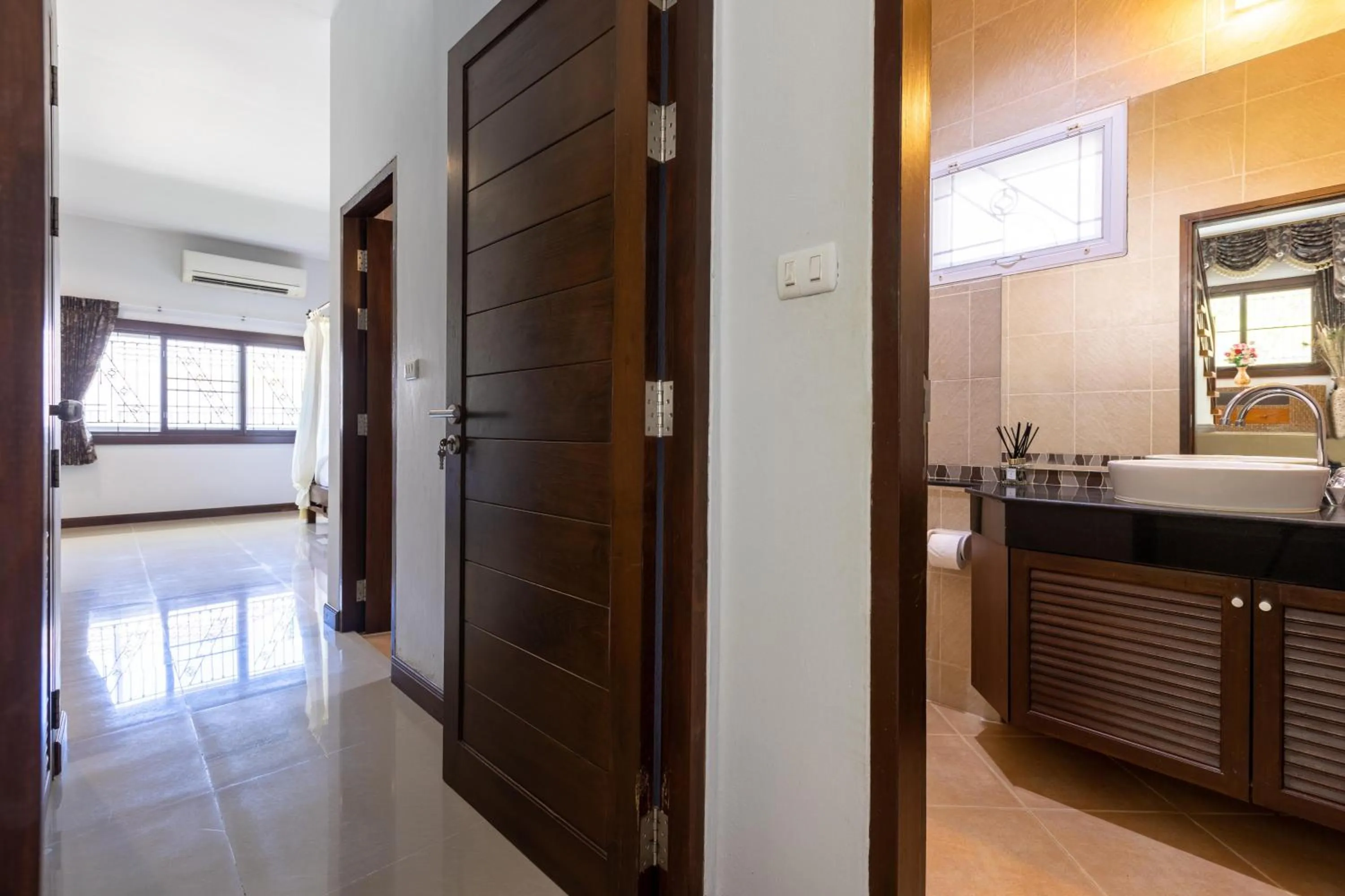 5 Bedroom Pool Villa Close To Town H5