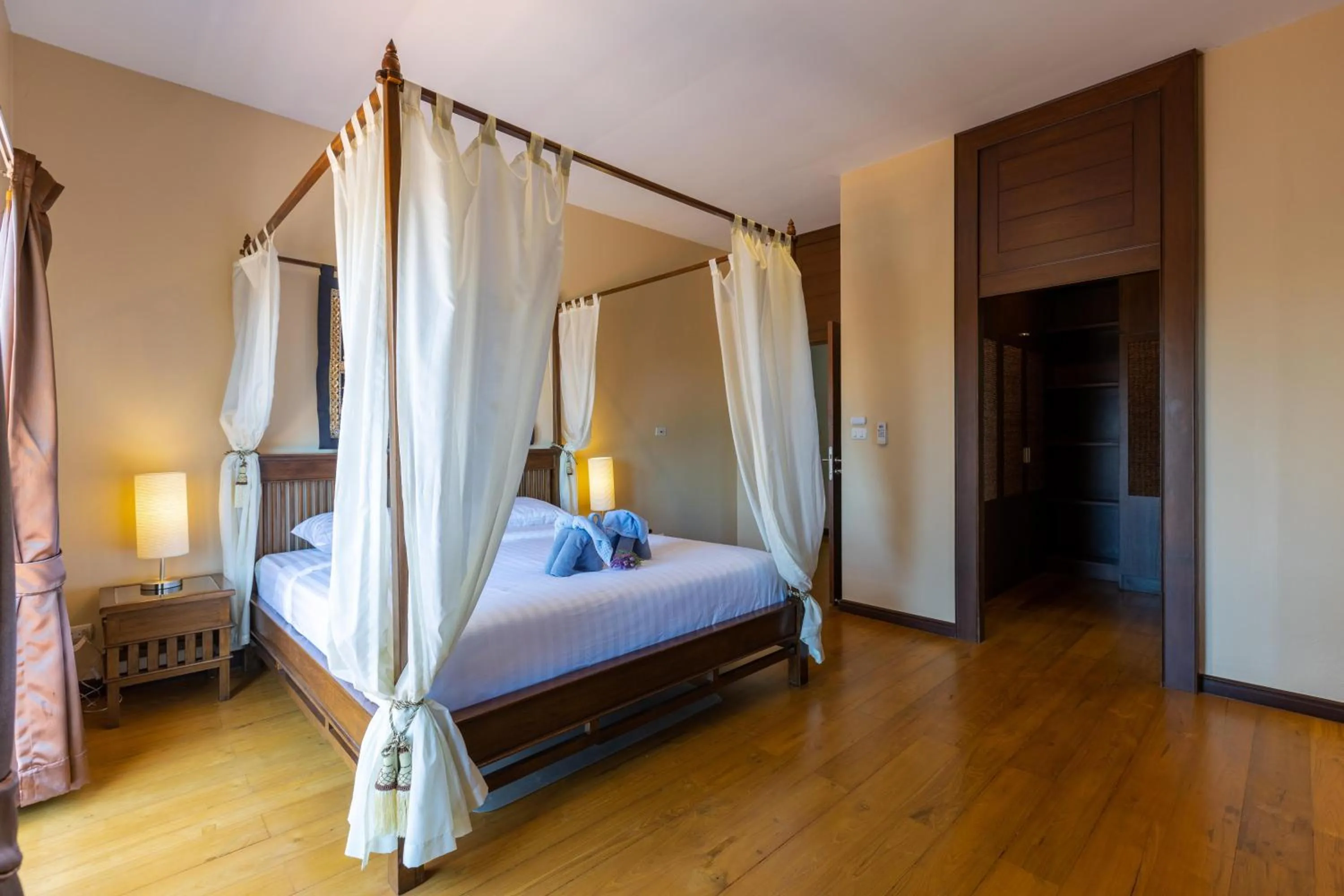 Bed in 5 Bedroom Pool Villa Close To Town H5