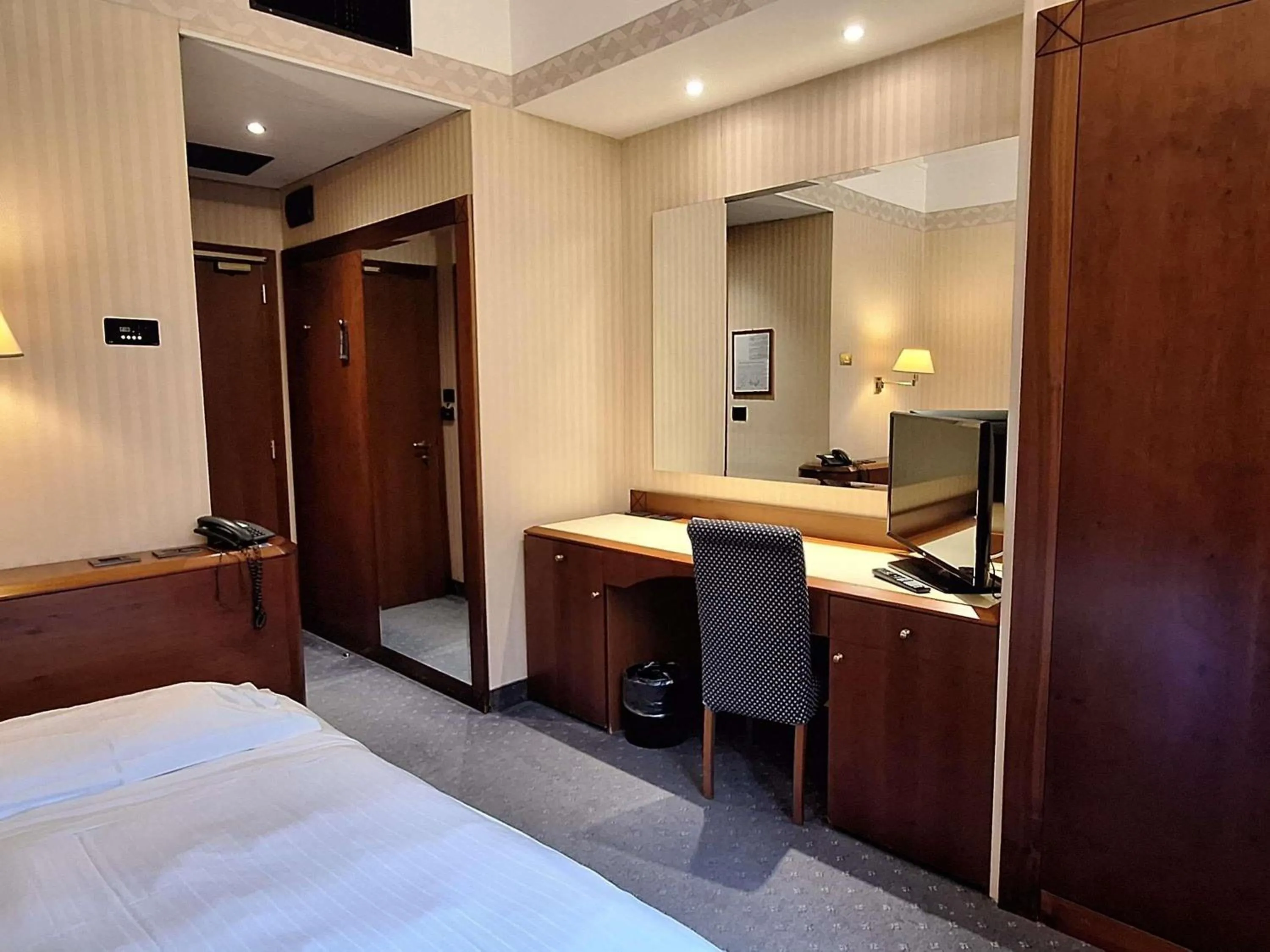 Bedroom, Bed in Mercure Reggio Emilia Centro Astoria