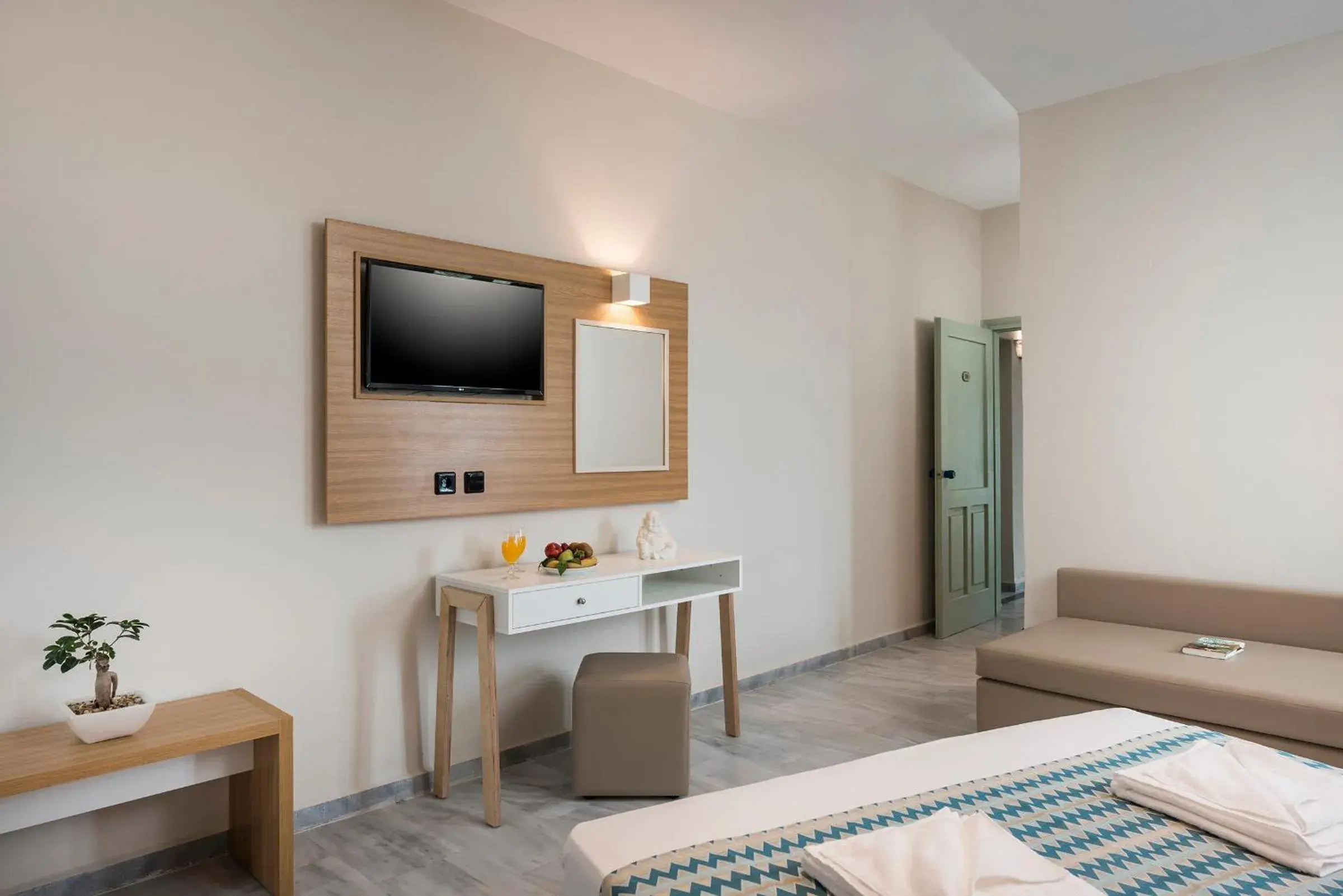 TV and multimedia, Bed in Summer Beach Hotel TV and multimedia, Bed in Summer Beach Hotel