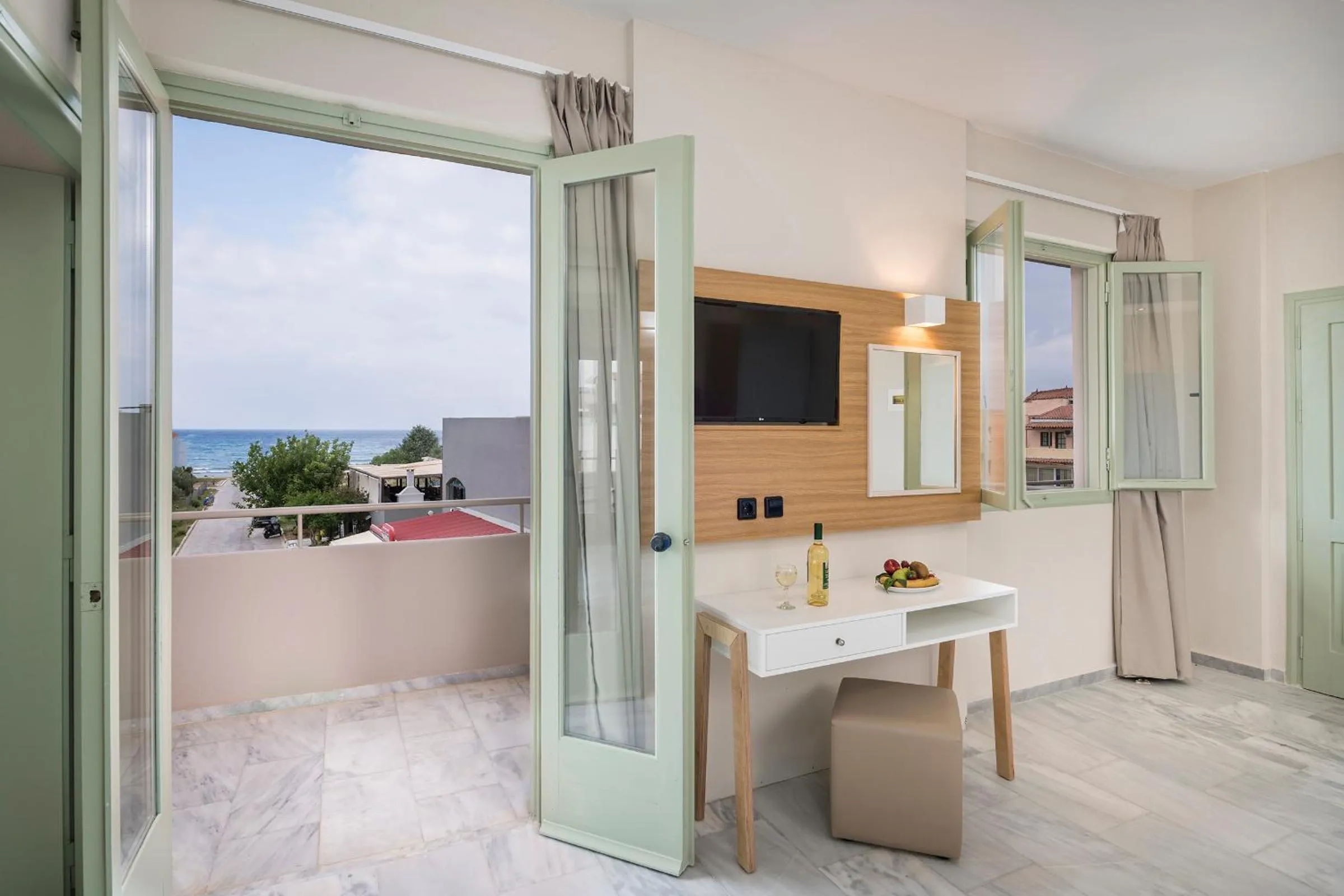 TV and multimedia in Summer Beach Hotel