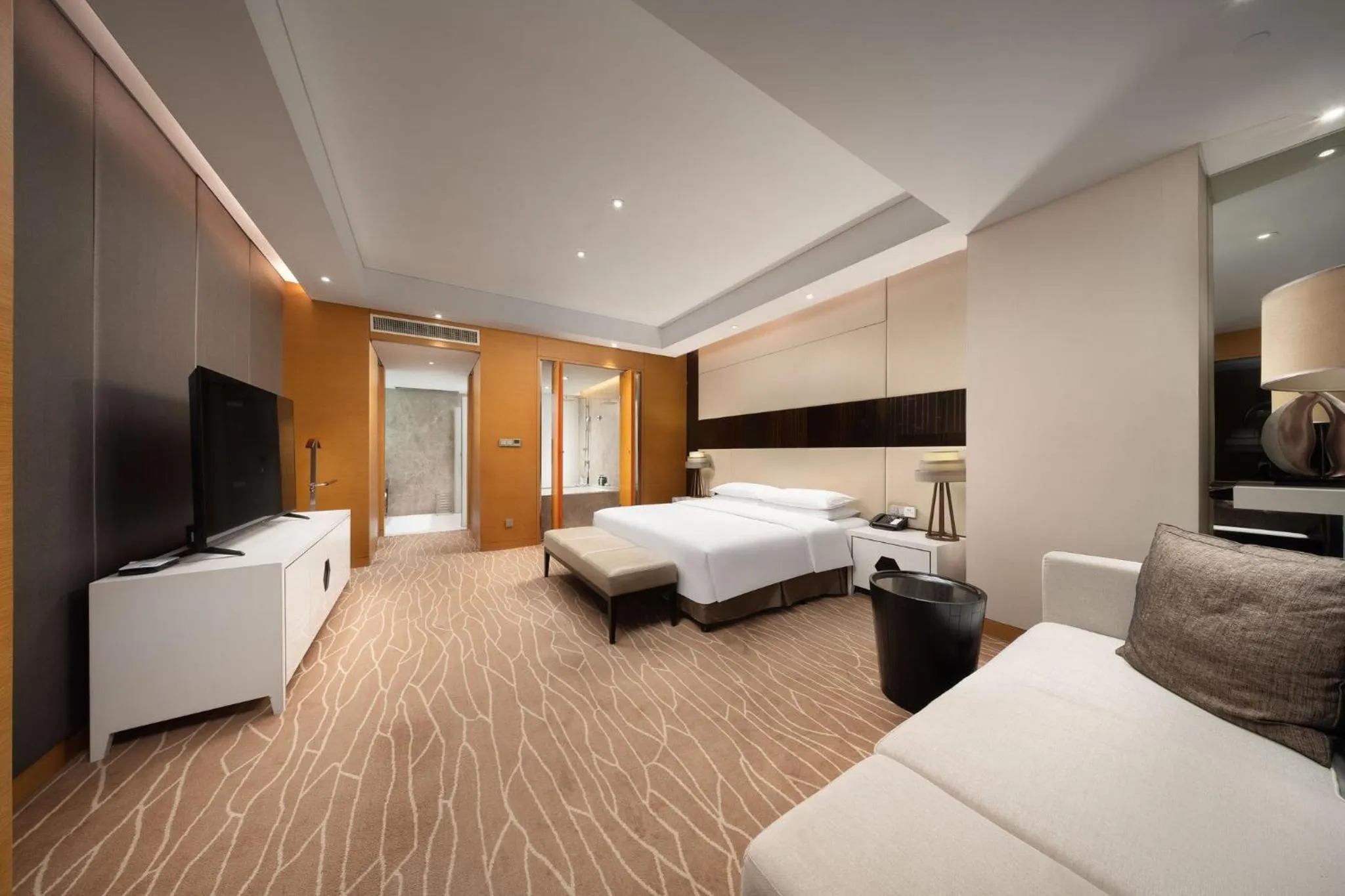 Photo of the whole room, Bed in Crowne Plaza Yangzhou by IHG