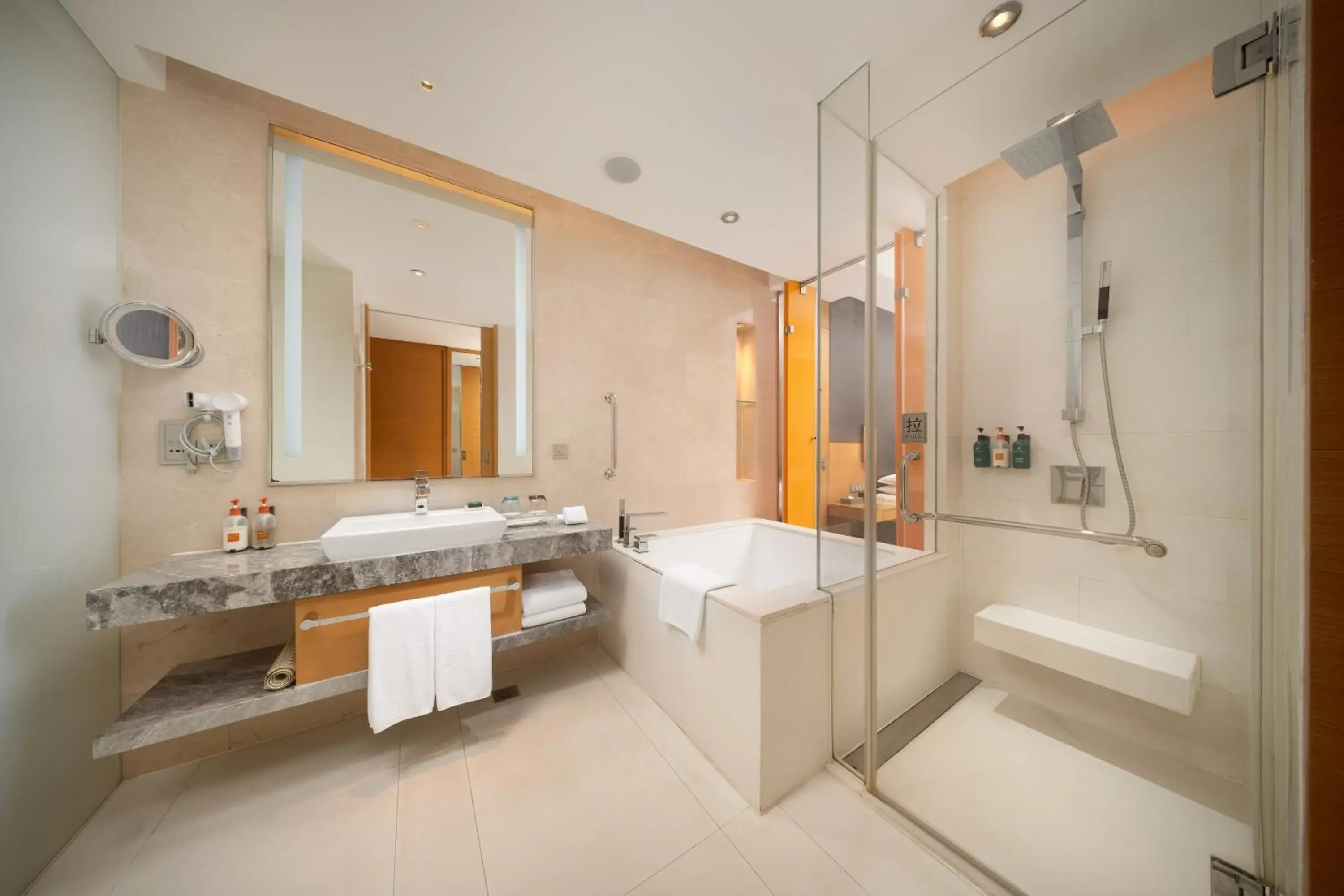 Premium King Room in Crowne Plaza Yangzhou by IHG Premium King Room in Crowne Plaza Yangzhou by IHG