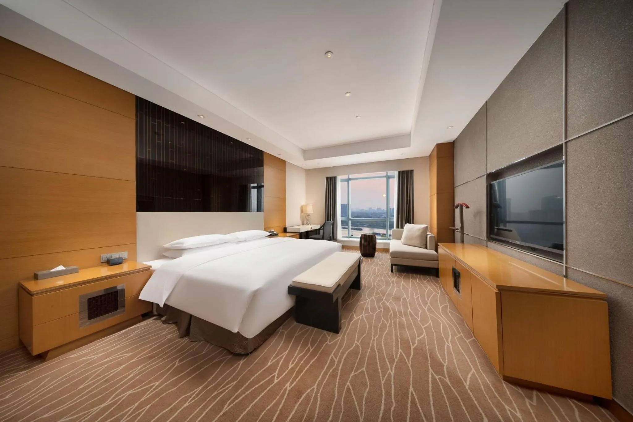 Photo of the whole room, Bed in Crowne Plaza Yangzhou by IHG