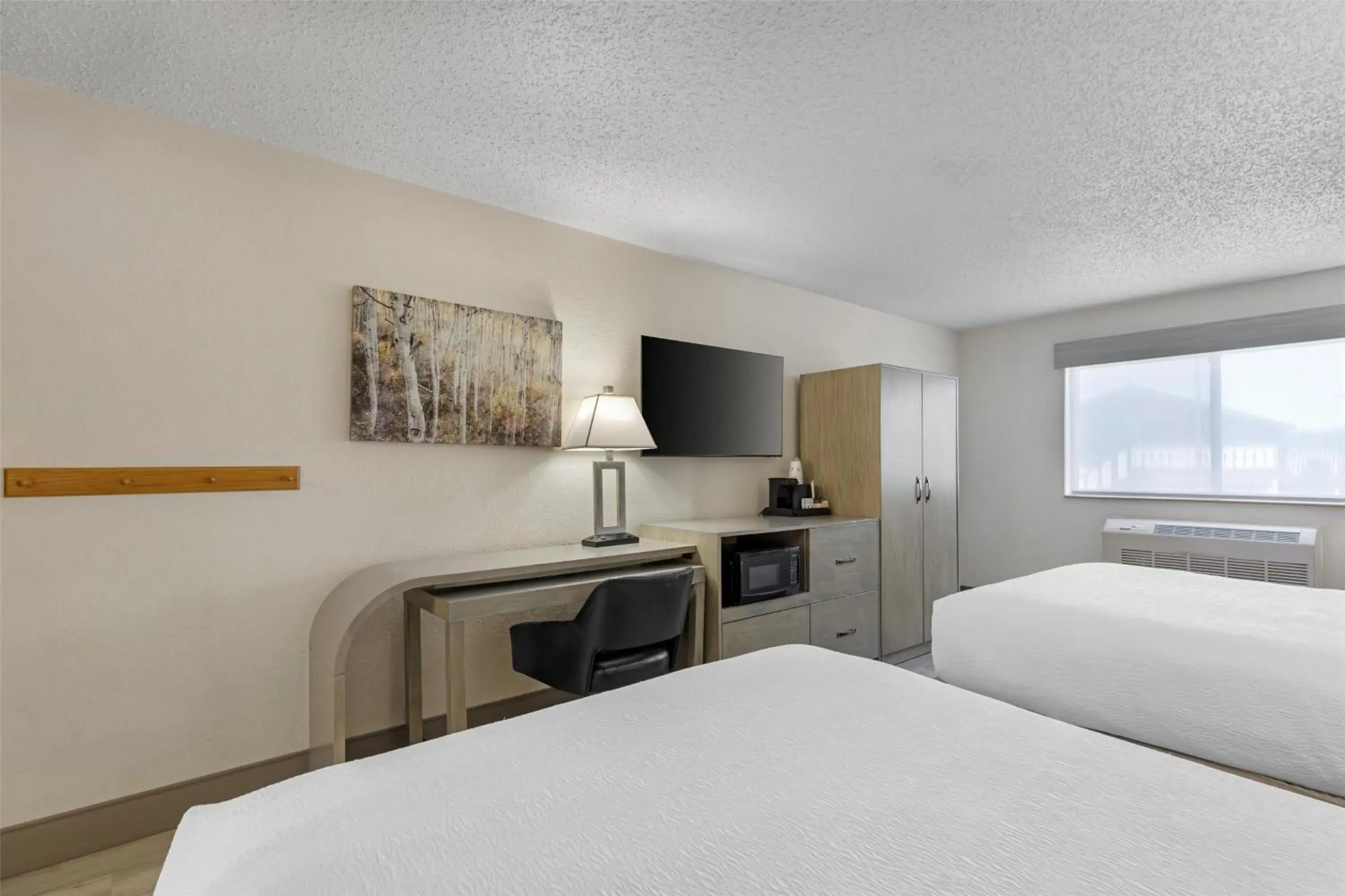 Deluxe Queen Room with Two Queen Beds with Mountain View in Best Western Alpenglo Lodge Deluxe Queen Room with Two Queen Beds with Mountain View in Best Western Alpenglo Lodge