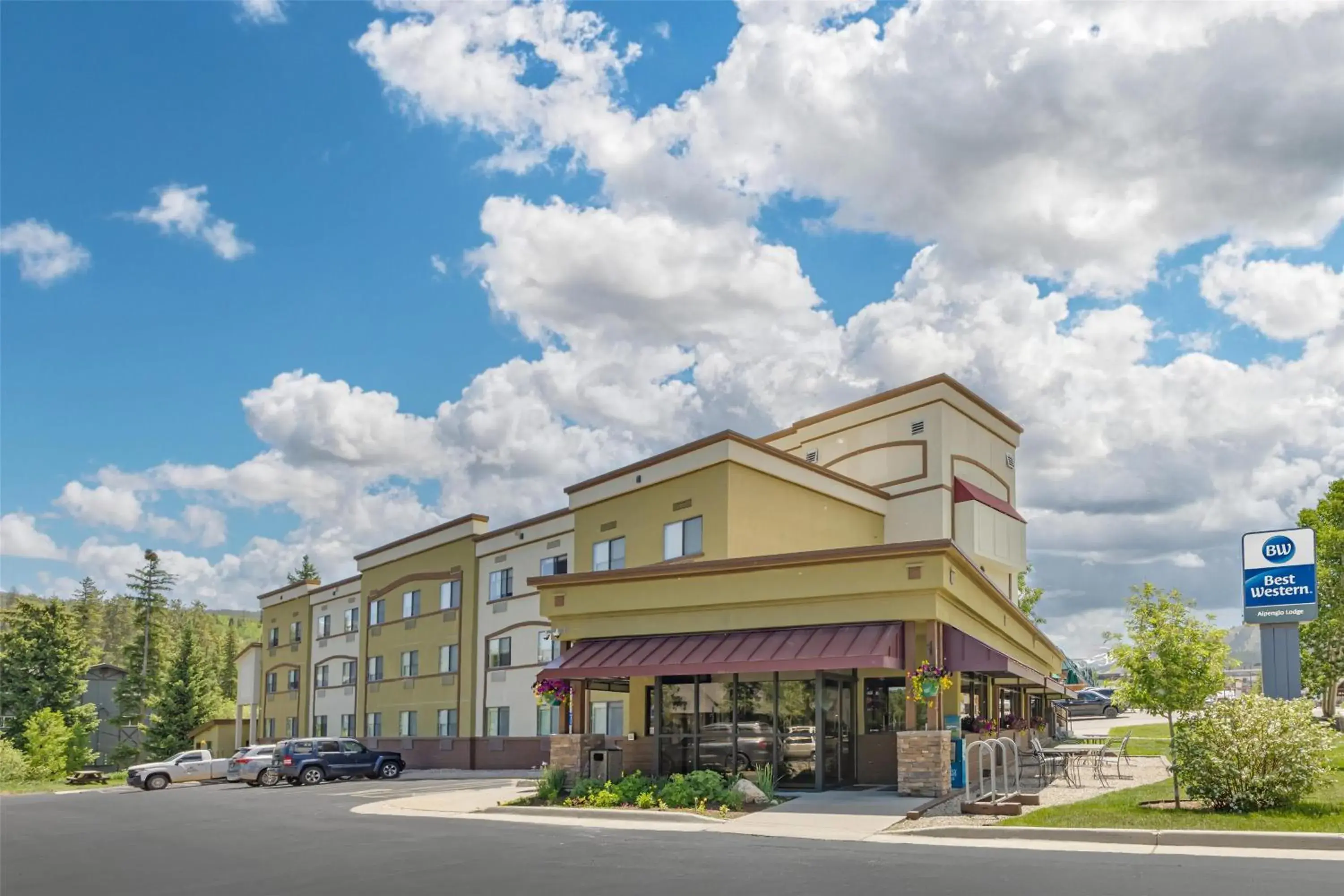 Property building in Best Western Alpenglo Lodge Property building in Best Western Alpenglo Lodge