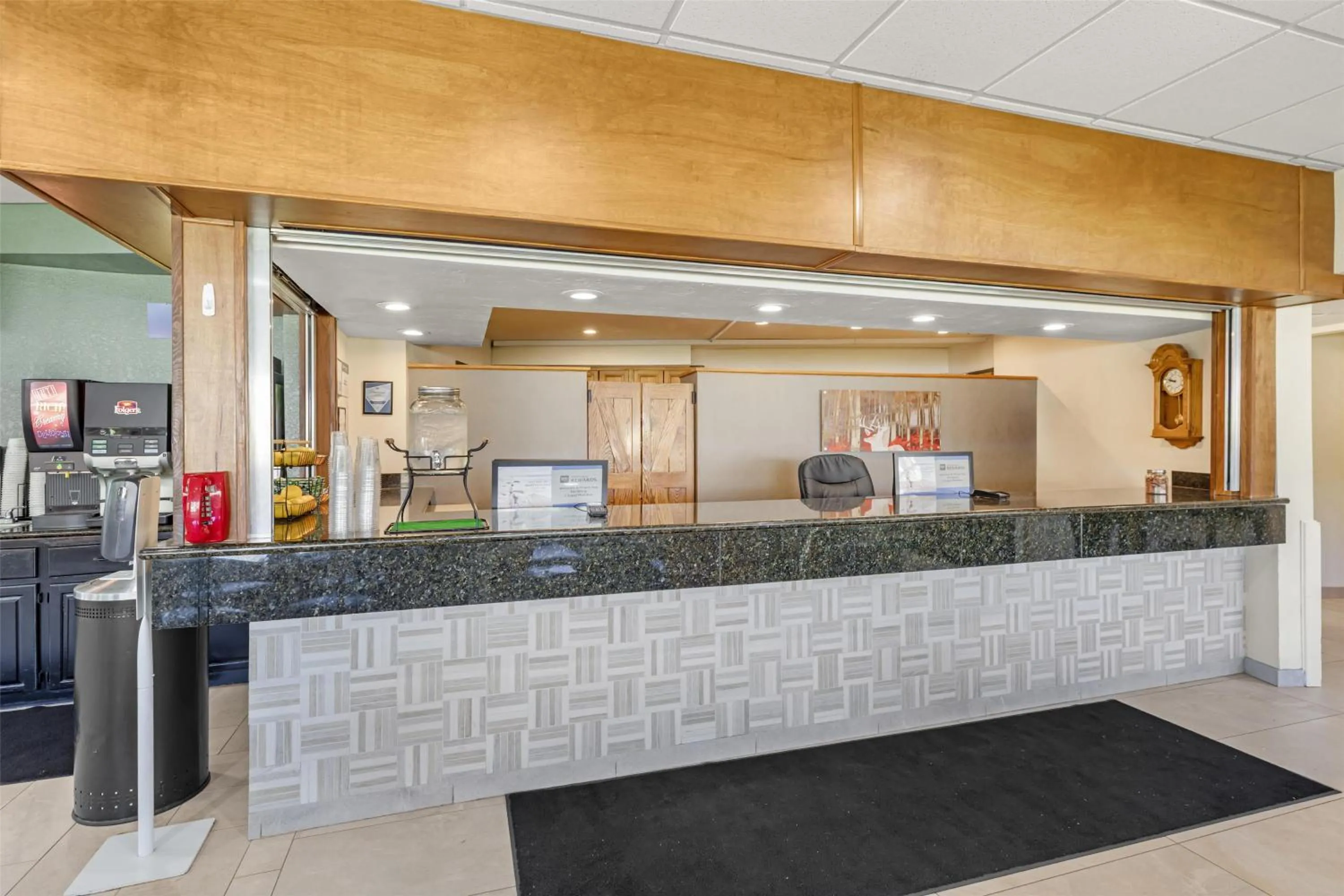 Lobby or reception in Best Western Alpenglo Lodge