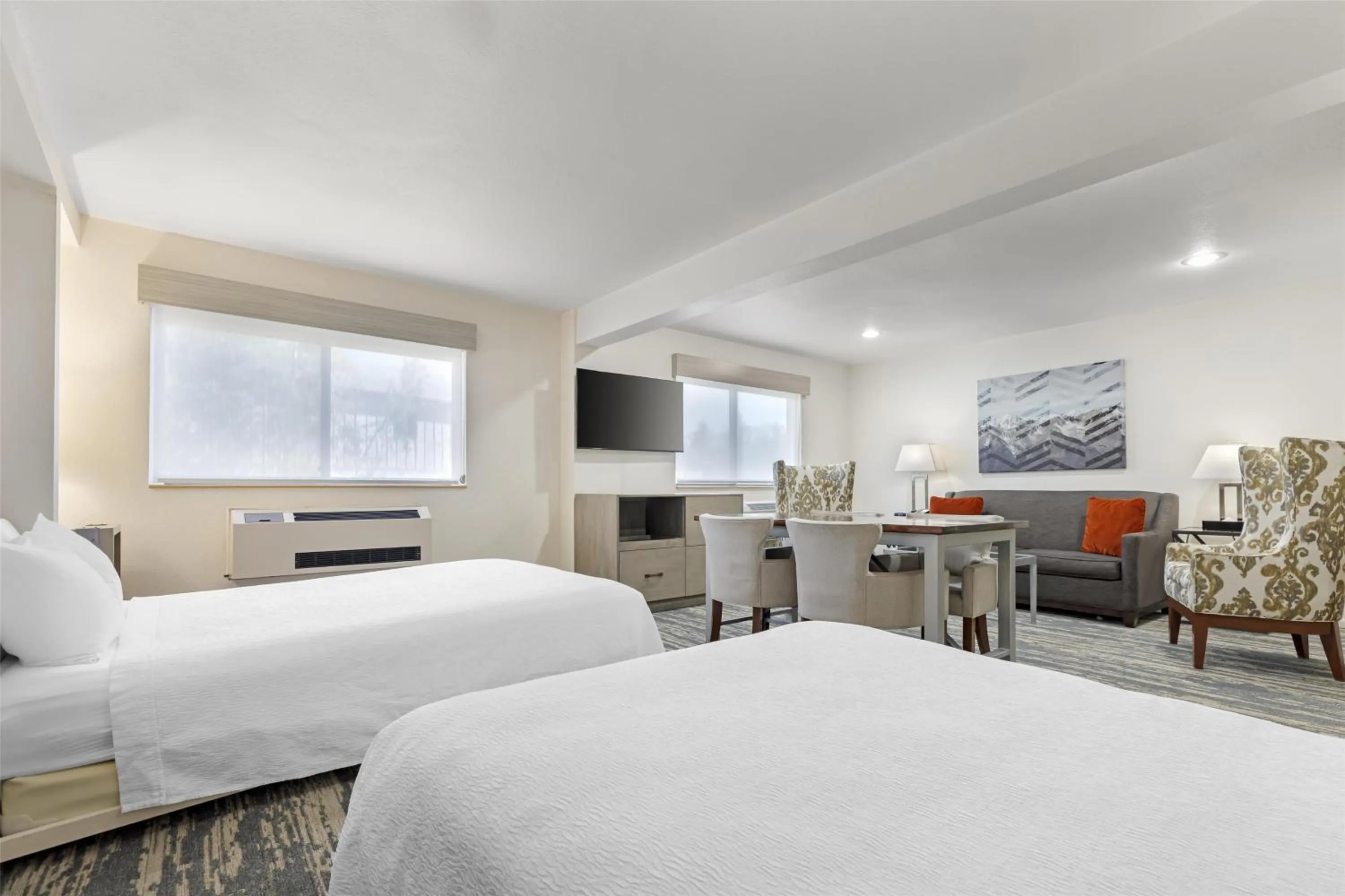 Photo of the whole room, Bed in Best Western Alpenglo Lodge