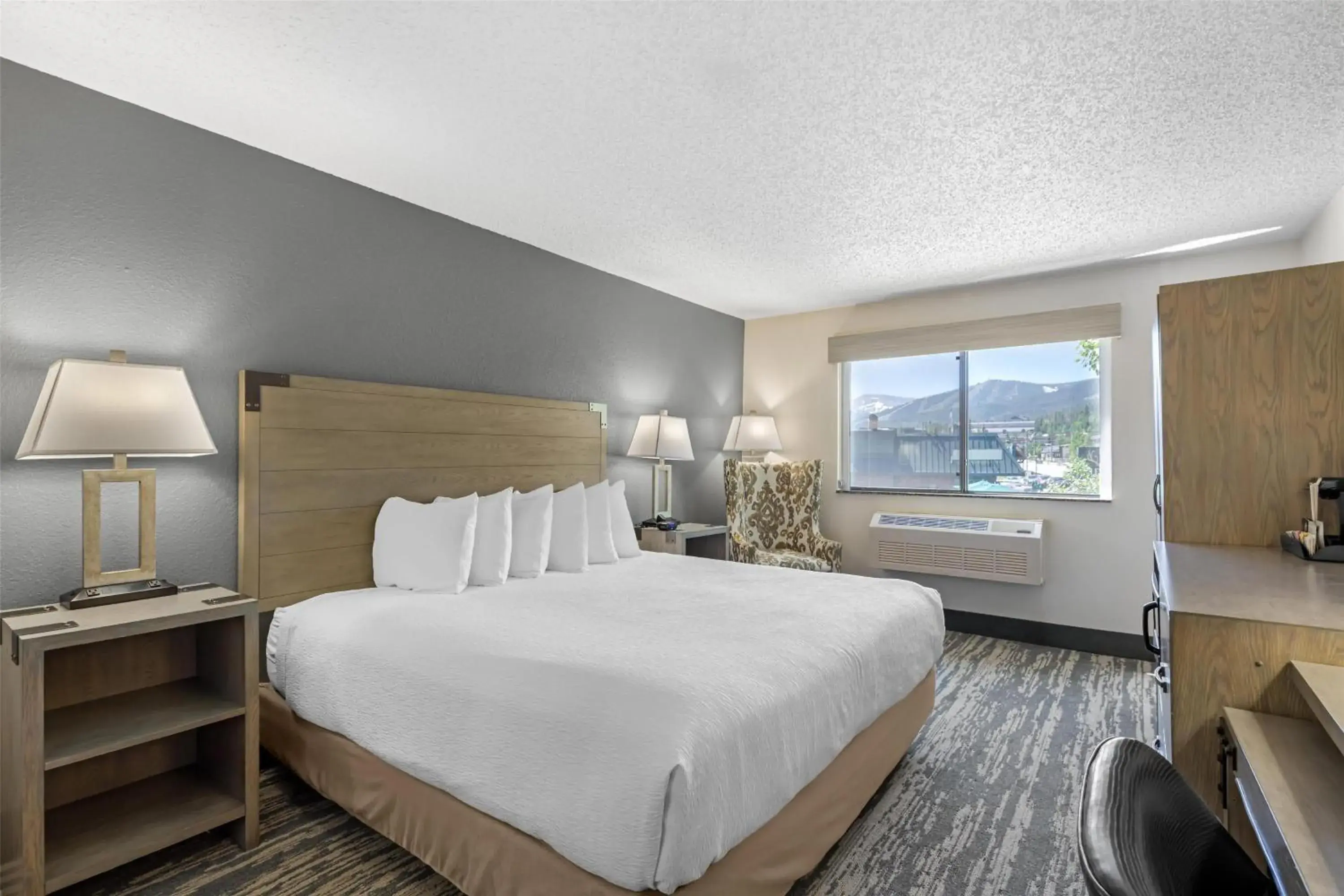 Deluxe King Room in Best Western Alpenglo Lodge Deluxe King Room in Best Western Alpenglo Lodge