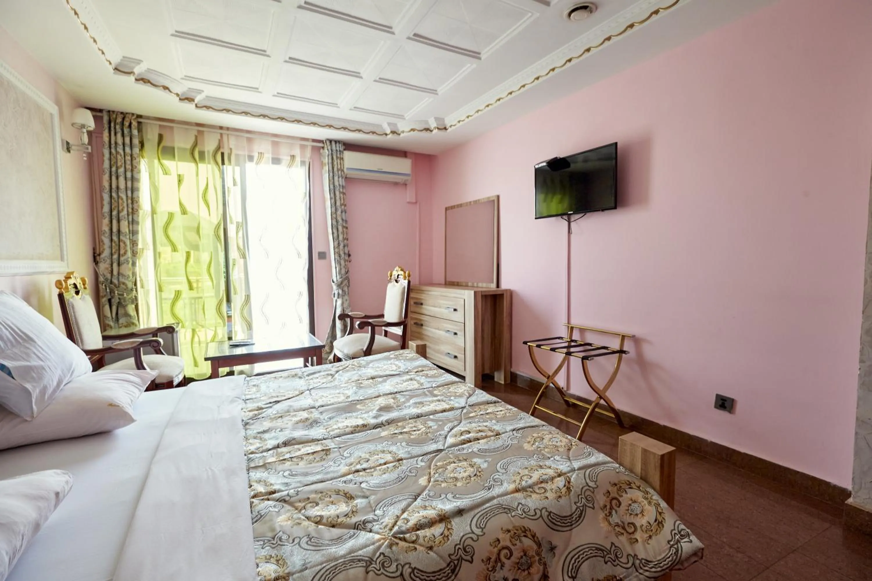 Bedroom, Bed in FELICIA HOTEL YAOUNDE