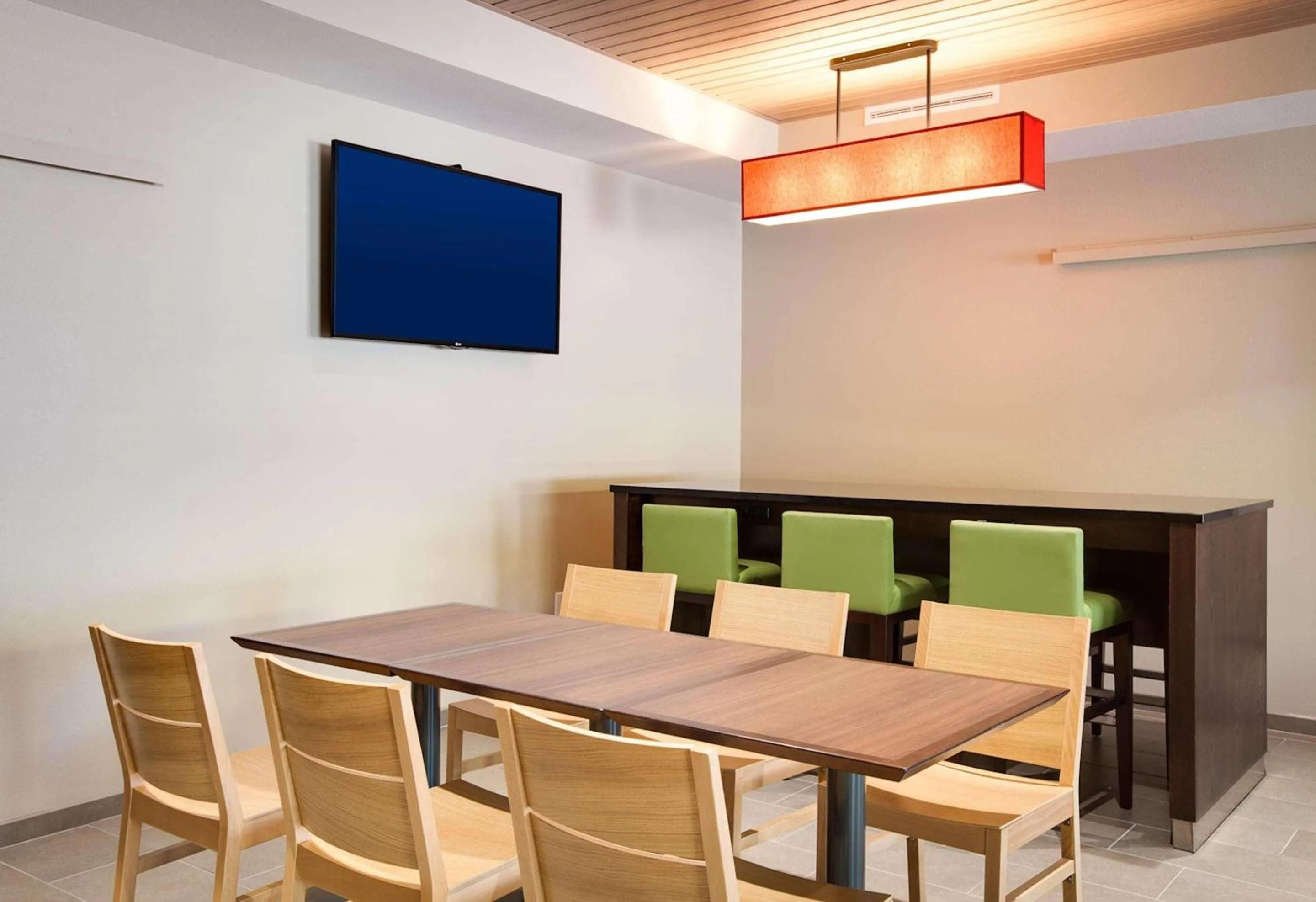 Breakfast in Country Inn & Suites by Radisson, Springfield Southeast