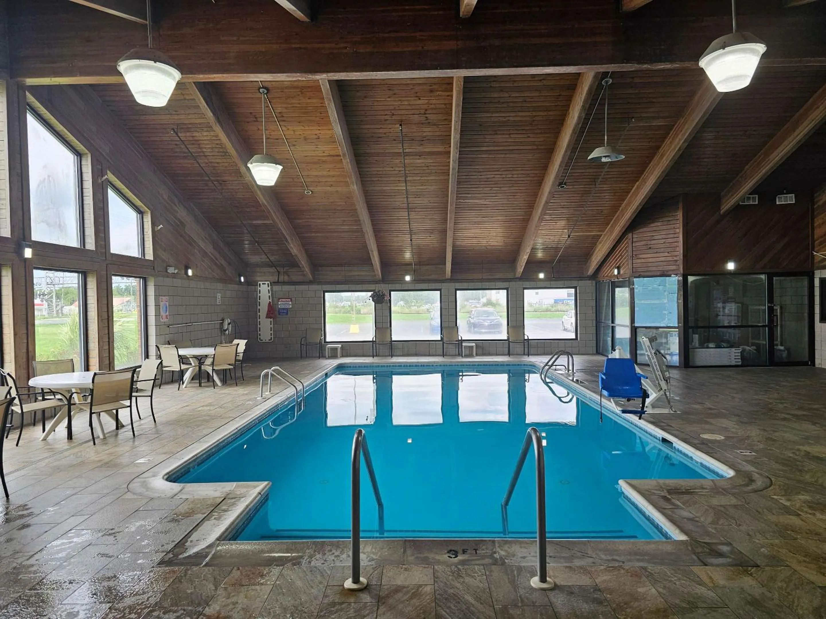 Swimming pool in Quality Inn & Suites Harrington - Milford