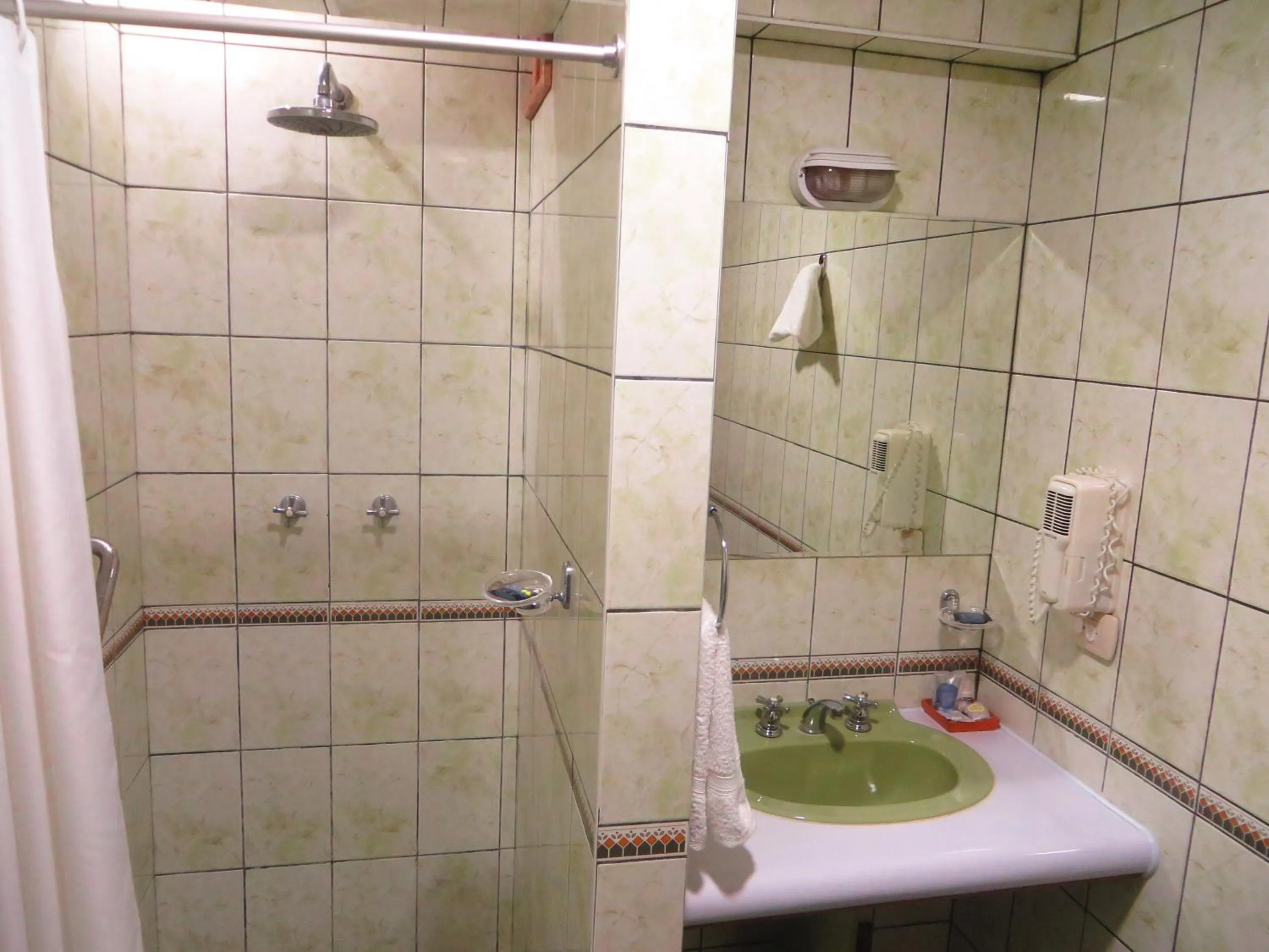 Shower in Hotel Pakaritampu