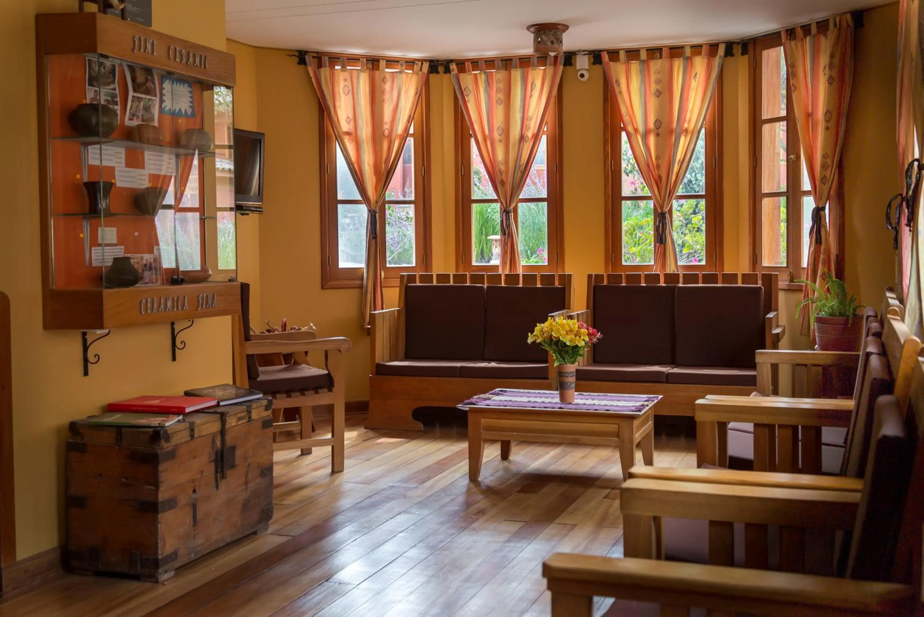 Communal lounge/ TV room in Hotel Pakaritampu