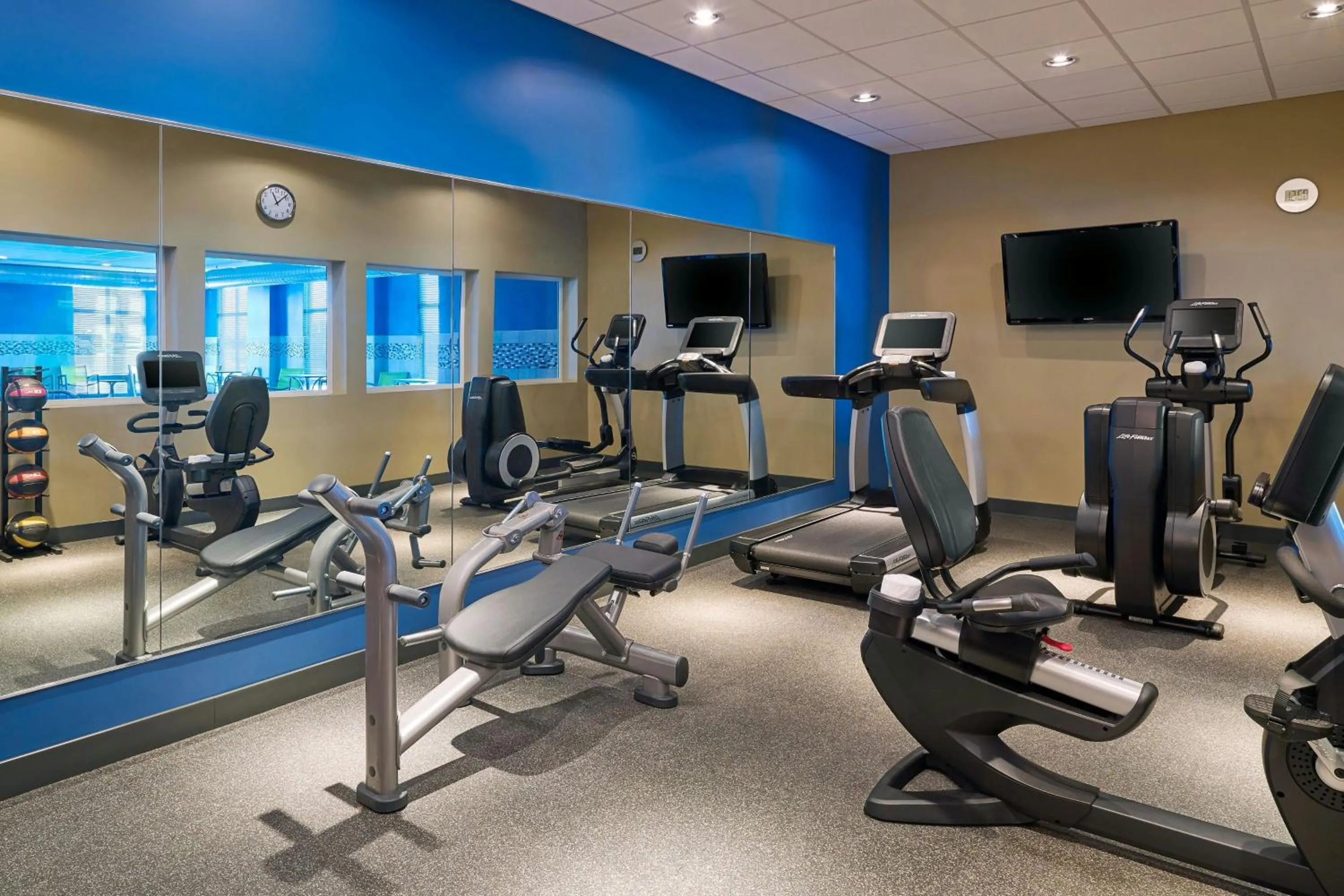 Fitness centre/facilities in Four Points by Sheraton Williston